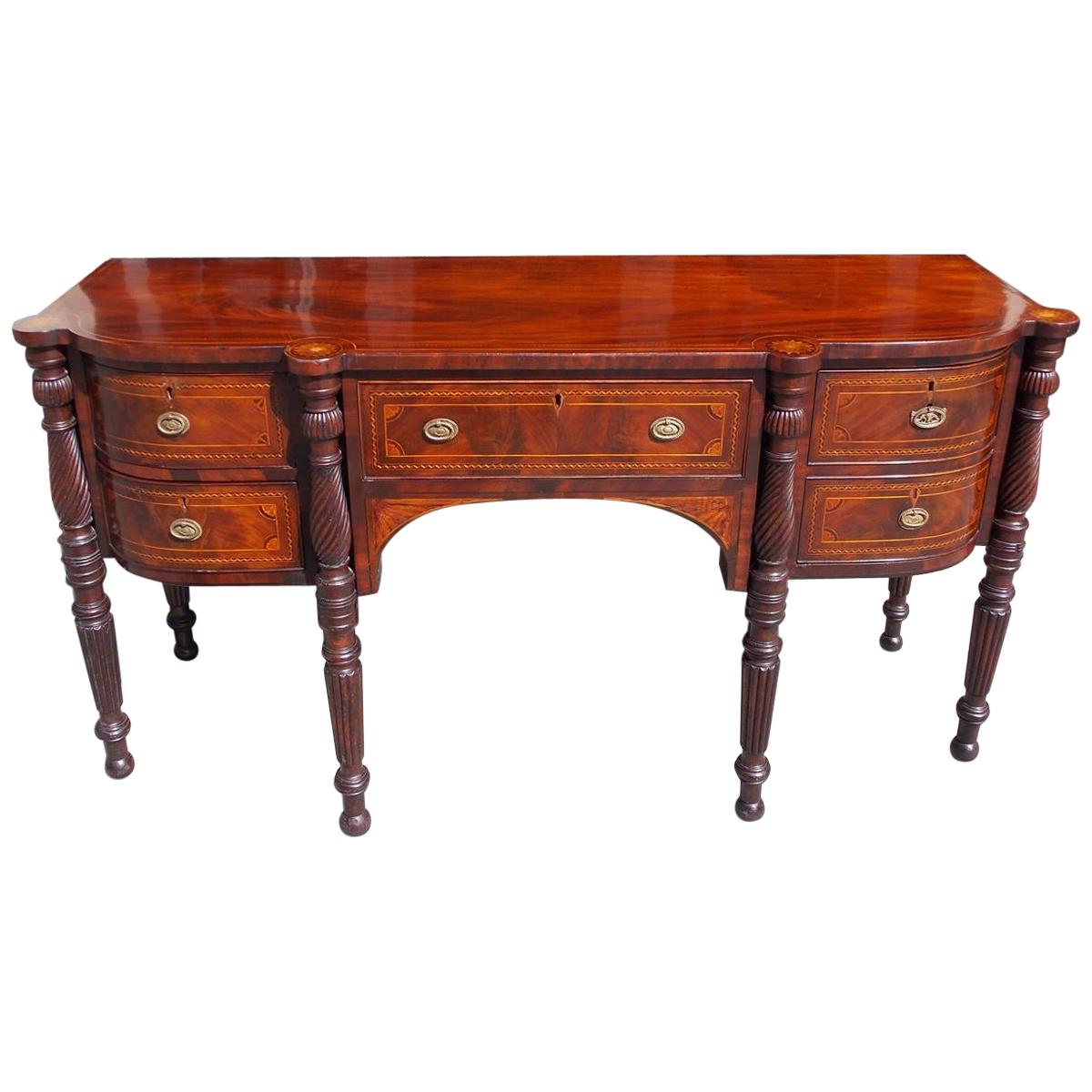Aparador Federal Americano de Caoba con Frente de Arco e Incrustaciones Florales de Madera Satinada Circa 1770
