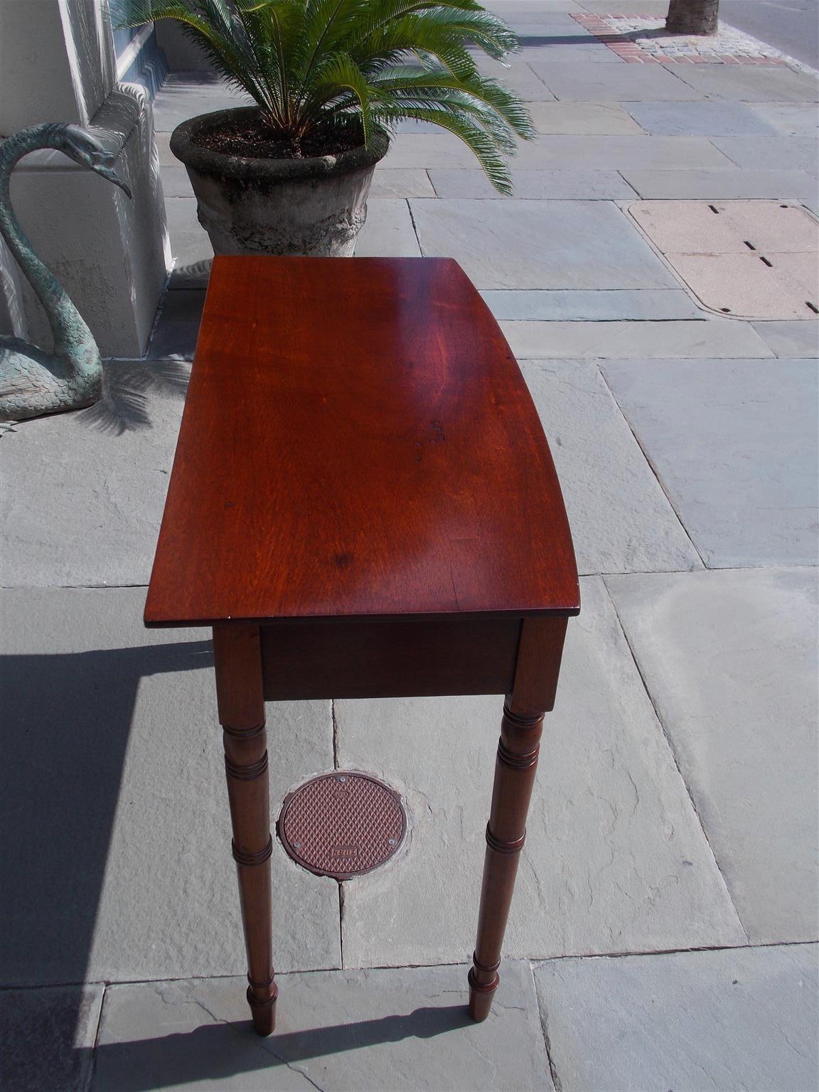 Early 19th Century American Federal Mahogany Bow Front One-Drawer Server with Brass Pulls. C.1810 For Sale