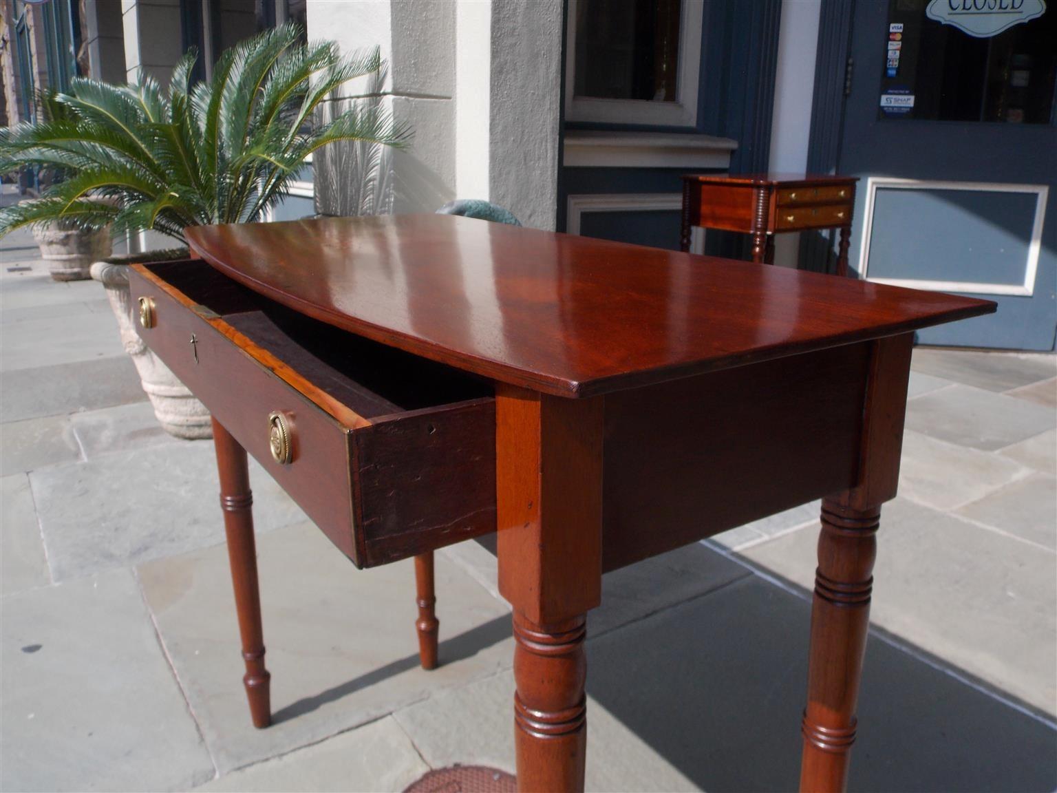 American Federal Mahogany Bow Front One-Drawer Server with Brass Pulls. C.1810 For Sale 2