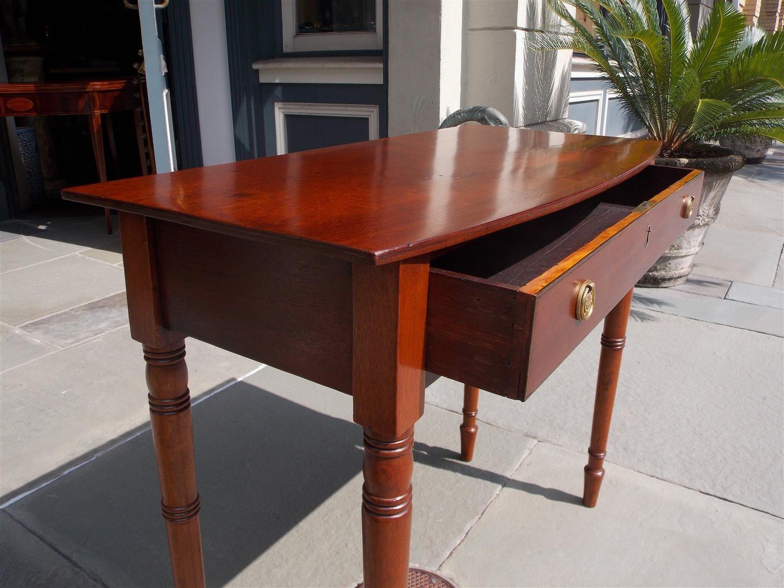 American Federal Mahogany Bow Front One-Drawer Server with Brass Pulls. C.1810 For Sale 3