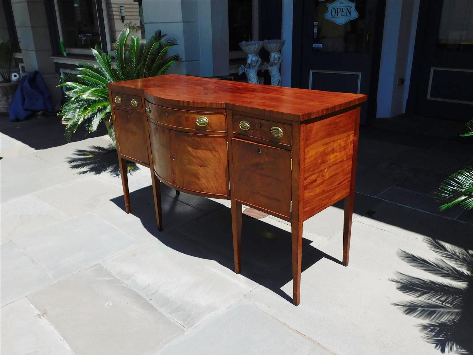Federale Credenza federale americana in mogano con gambe affusolate, 1810 ca. in vendita