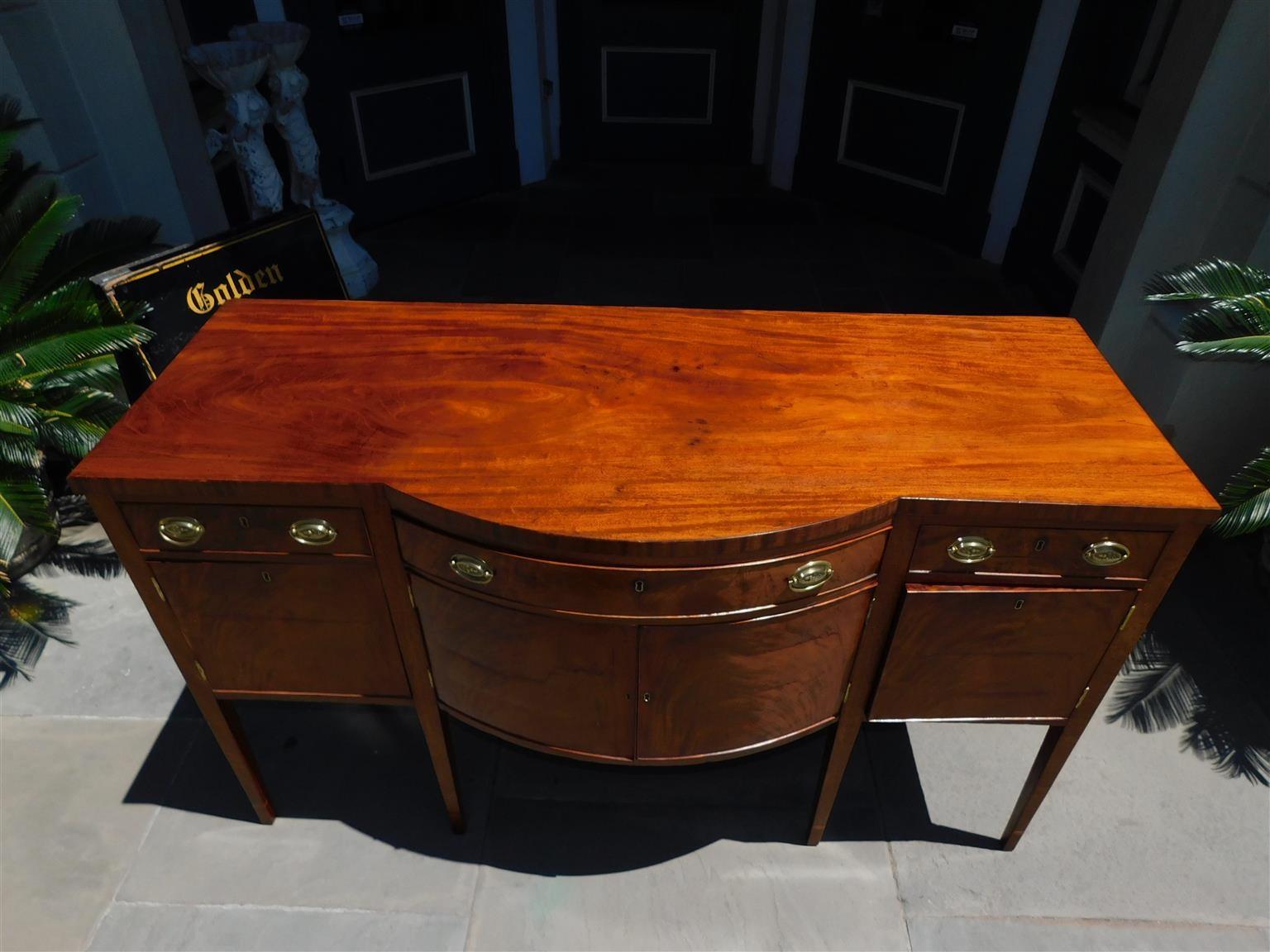 American Federal Mahogany Bow Front Sideboard with Tapered Cuffed Legs, C. 1810 In Excellent Condition For Sale In Hollywood, SC