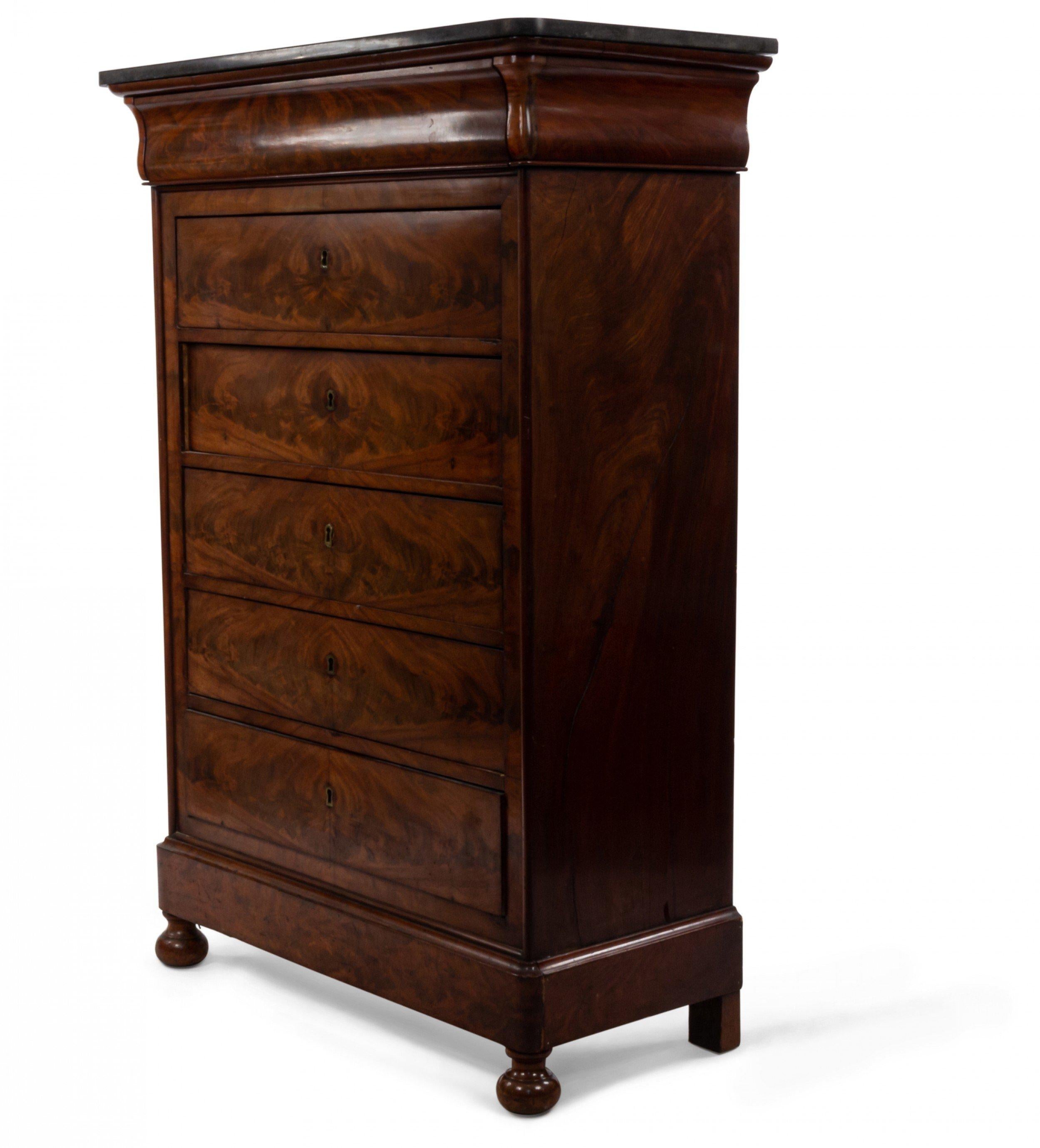 American Federal mahogany veneer mid-19th century chest of drawers with five drawers and brass escutcheons supported on a base with front bun feet with a black marble top.