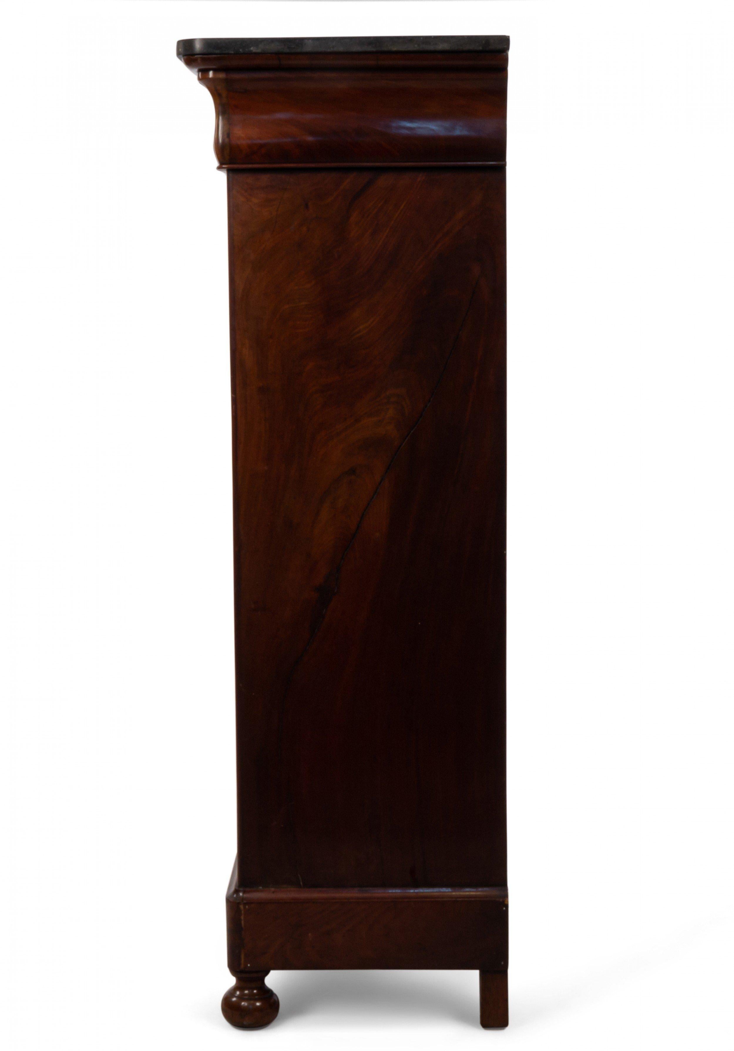 American Federal Mahogany Chest of Drawers with Black Marble Top In Good Condition In Queens, NY