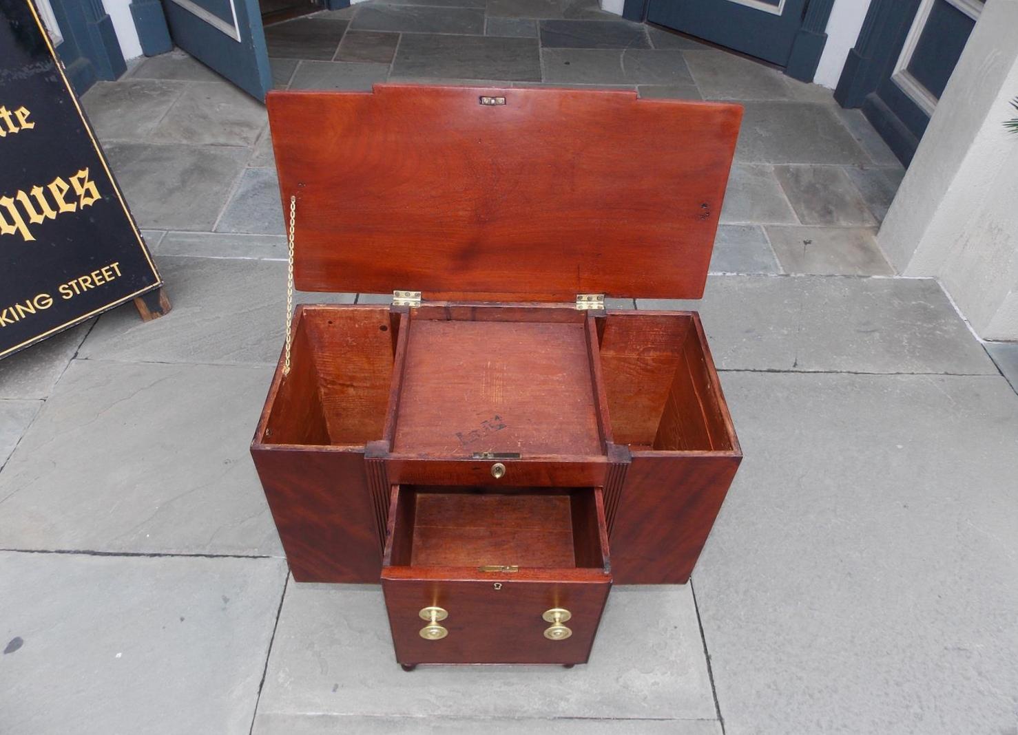 Intagliato a mano Tavolo da lavoro federale americano in mogano con cerniera a scomparti,  VA Circa 1810 in vendita