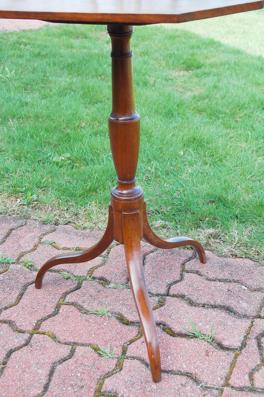 American Federal Mahogany Octagonal Tilt Table, Urn Shaped Stem, Portsmouth NH In Good Condition In Wells, ME