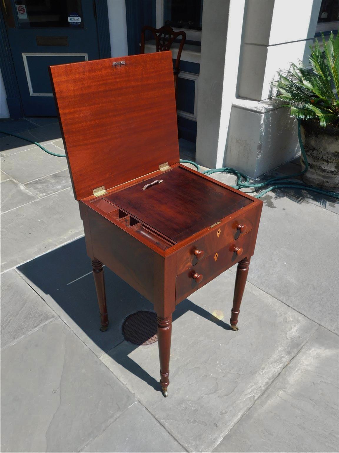 American Federal Mahogany Side Table with Fitted Interior Desk on Casters, 1820  In Excellent Condition For Sale In Hollywood, SC