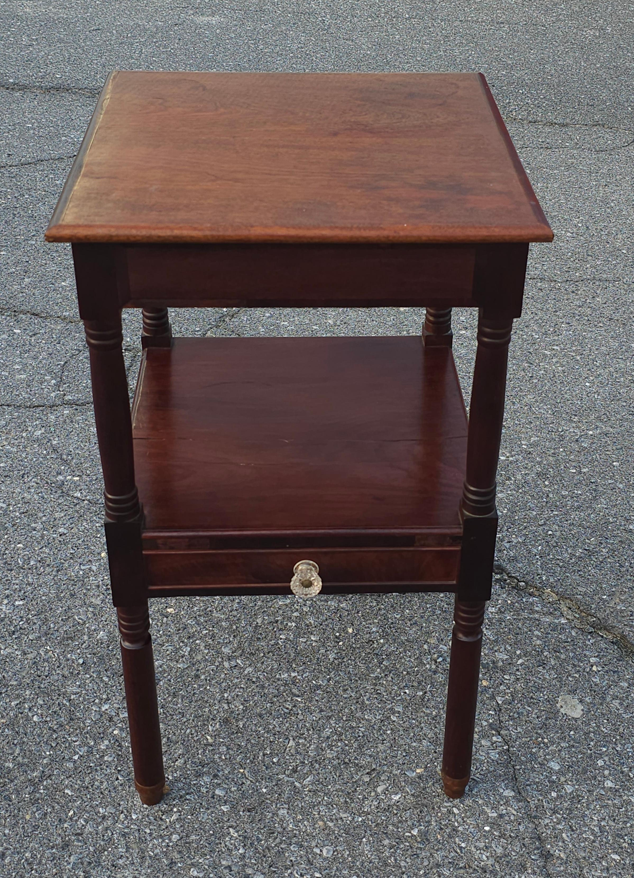 Amerikanischer Federal Mahagoni-Beistelltisch mit einer Schublade und zwei Etagen, um 1800 im Angebot 4