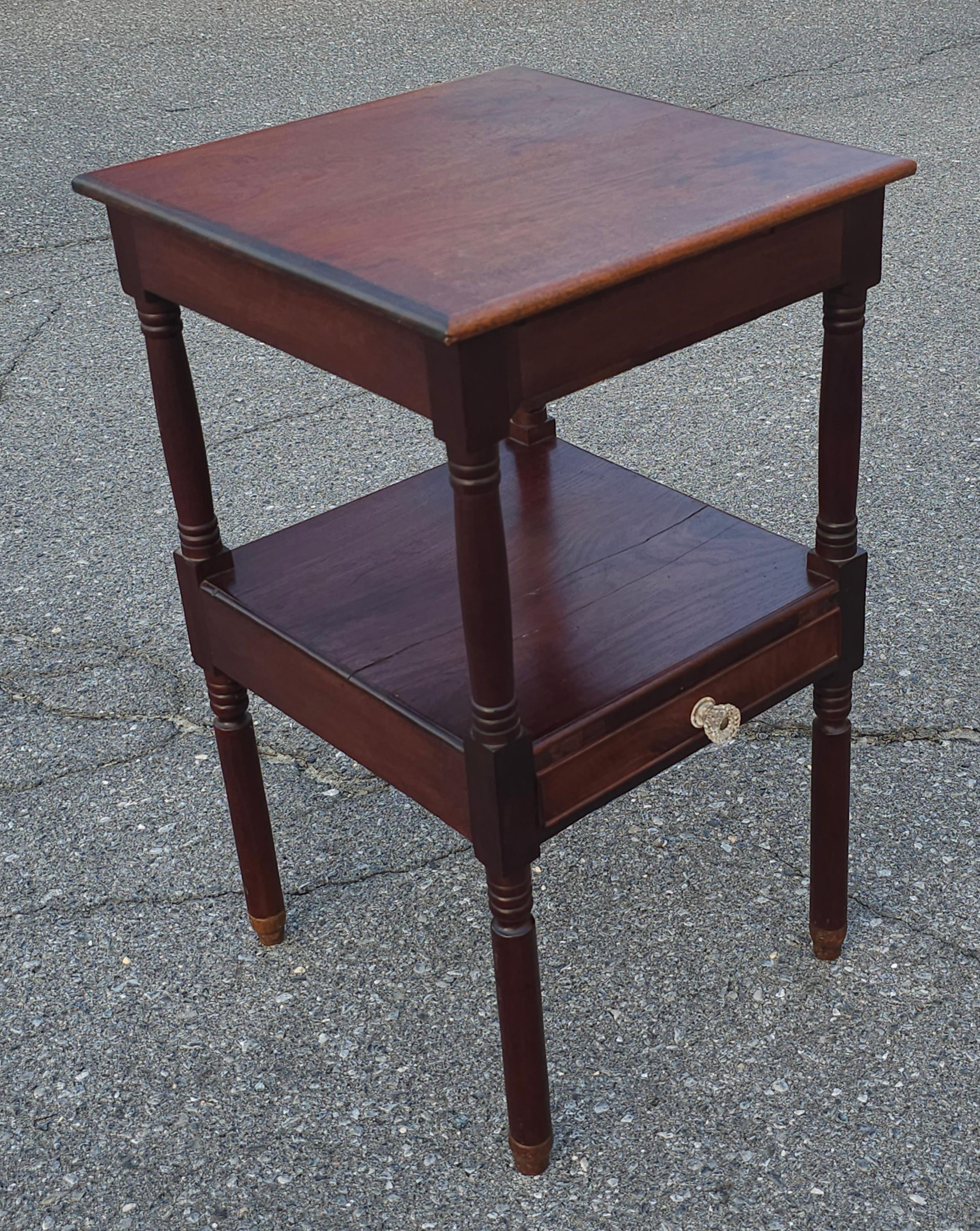 Amerikanischer Federal Mahagoni-Beistelltisch mit einer Schublade und zwei Etagen, um 1800 im Angebot 5