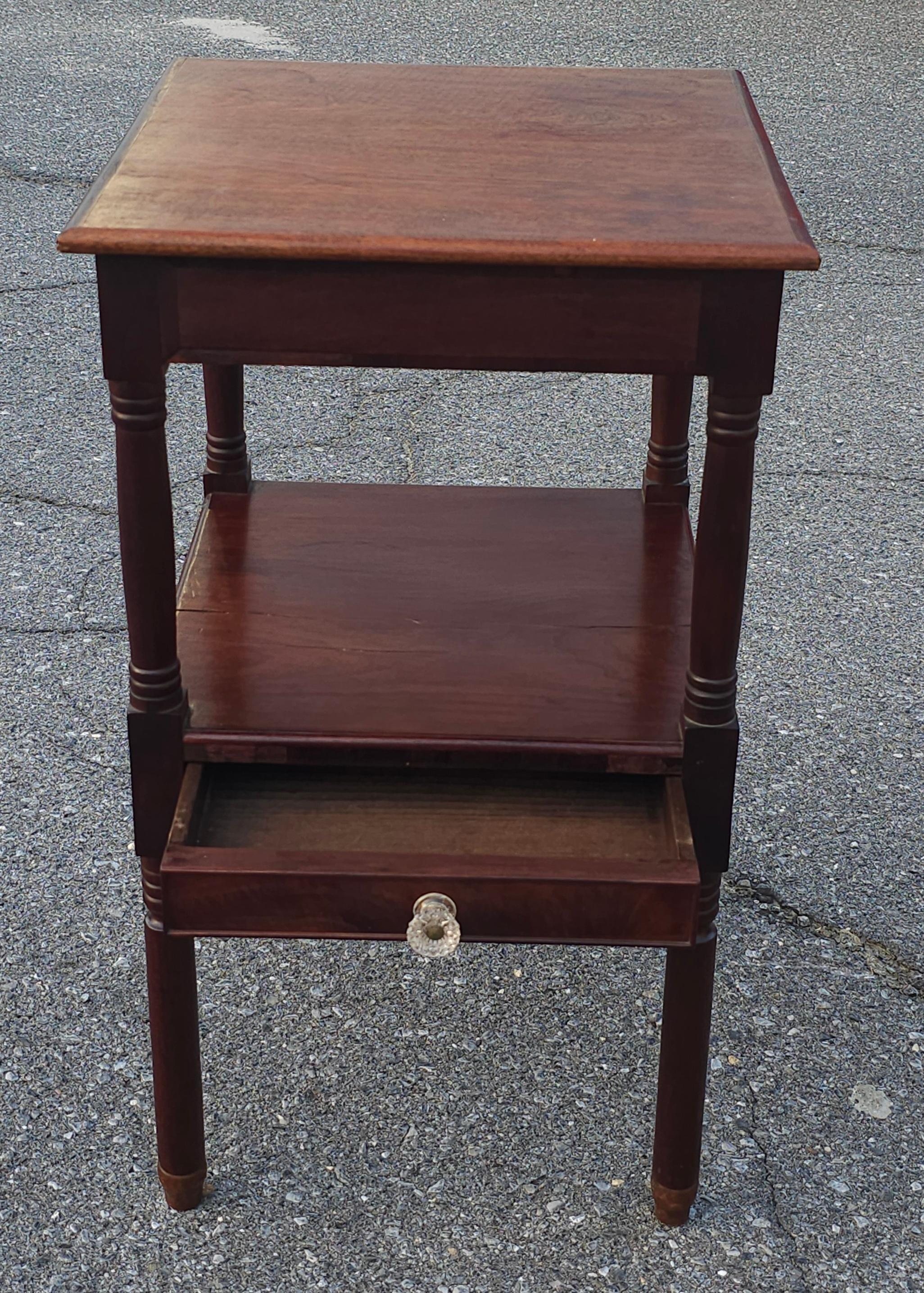 Amerikanischer Federal Mahagoni-Beistelltisch mit einer Schublade und zwei Etagen, um 1800 im Angebot 6