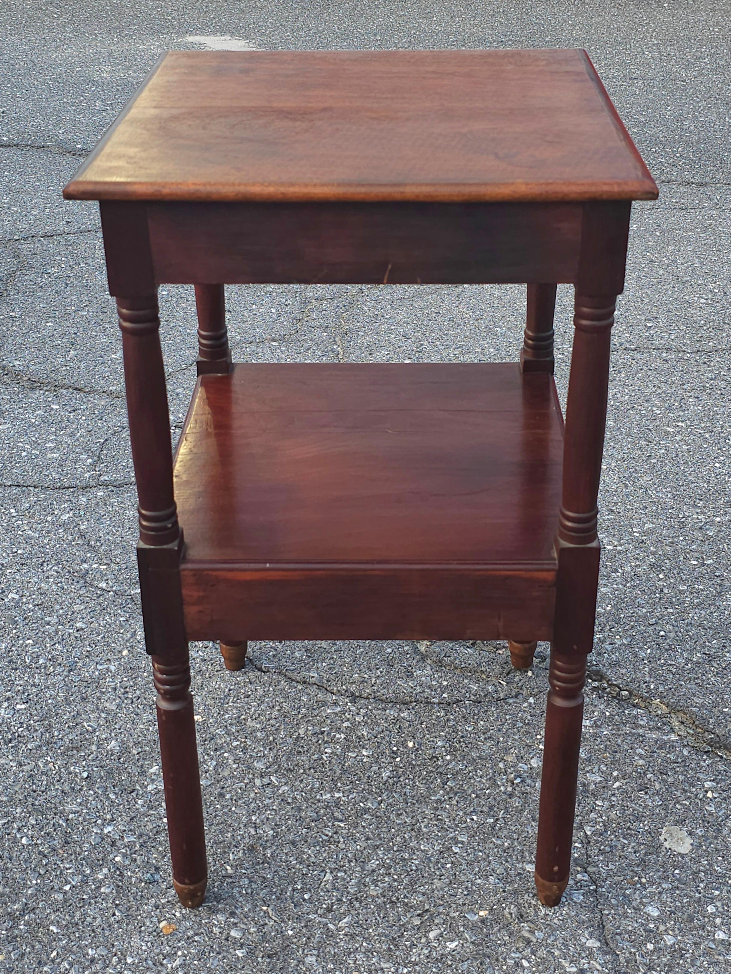 Amerikanischer Federal Mahagoni-Beistelltisch mit einer Schublade und zwei Etagen, um 1800 im Angebot 7
