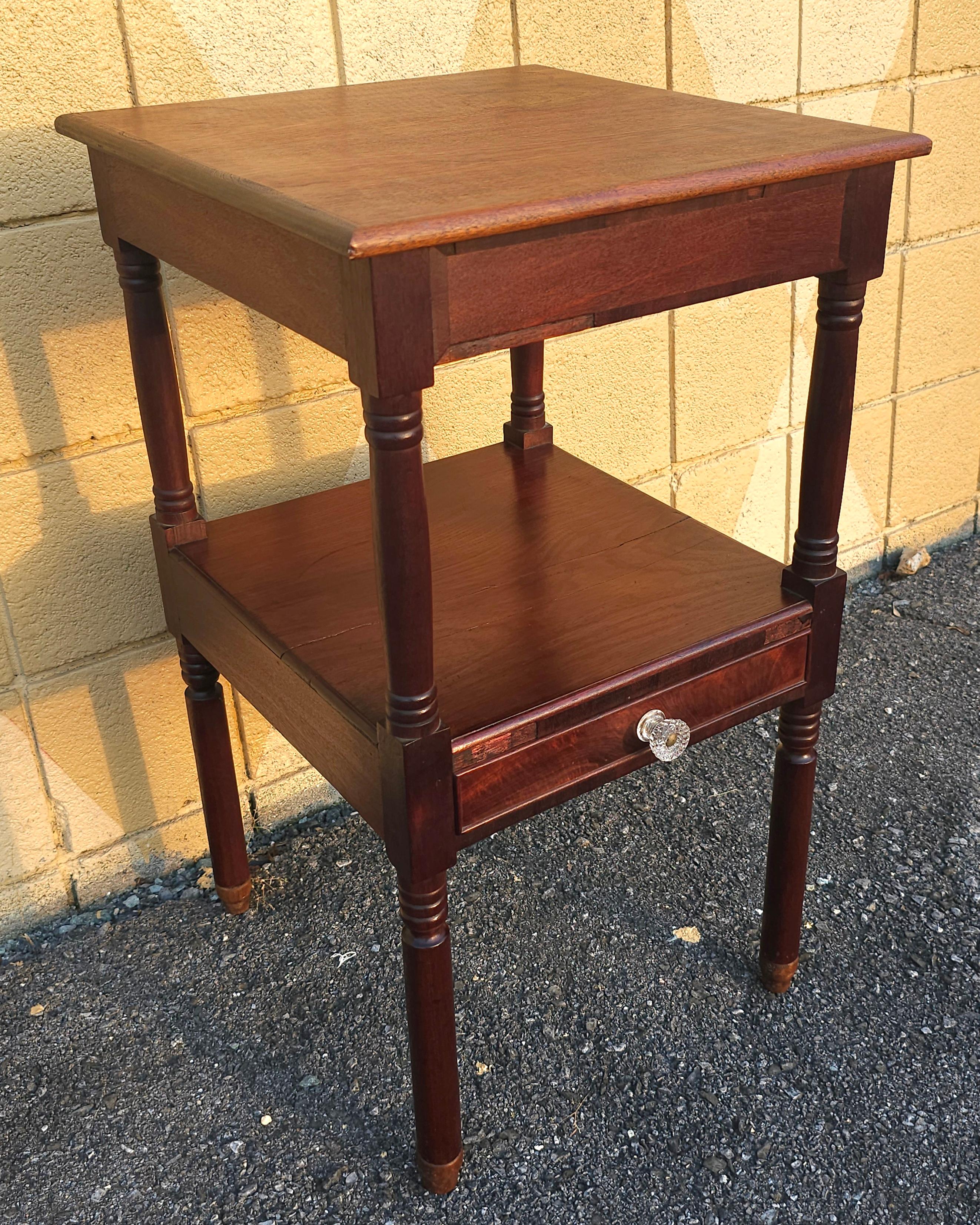 American Federal Mahagoni Einzel Schublade Zwei-Tier-Beistelltisch, CIRCA 1800s.
Einzelne Schublade unter der unteren Etage mit einem 10