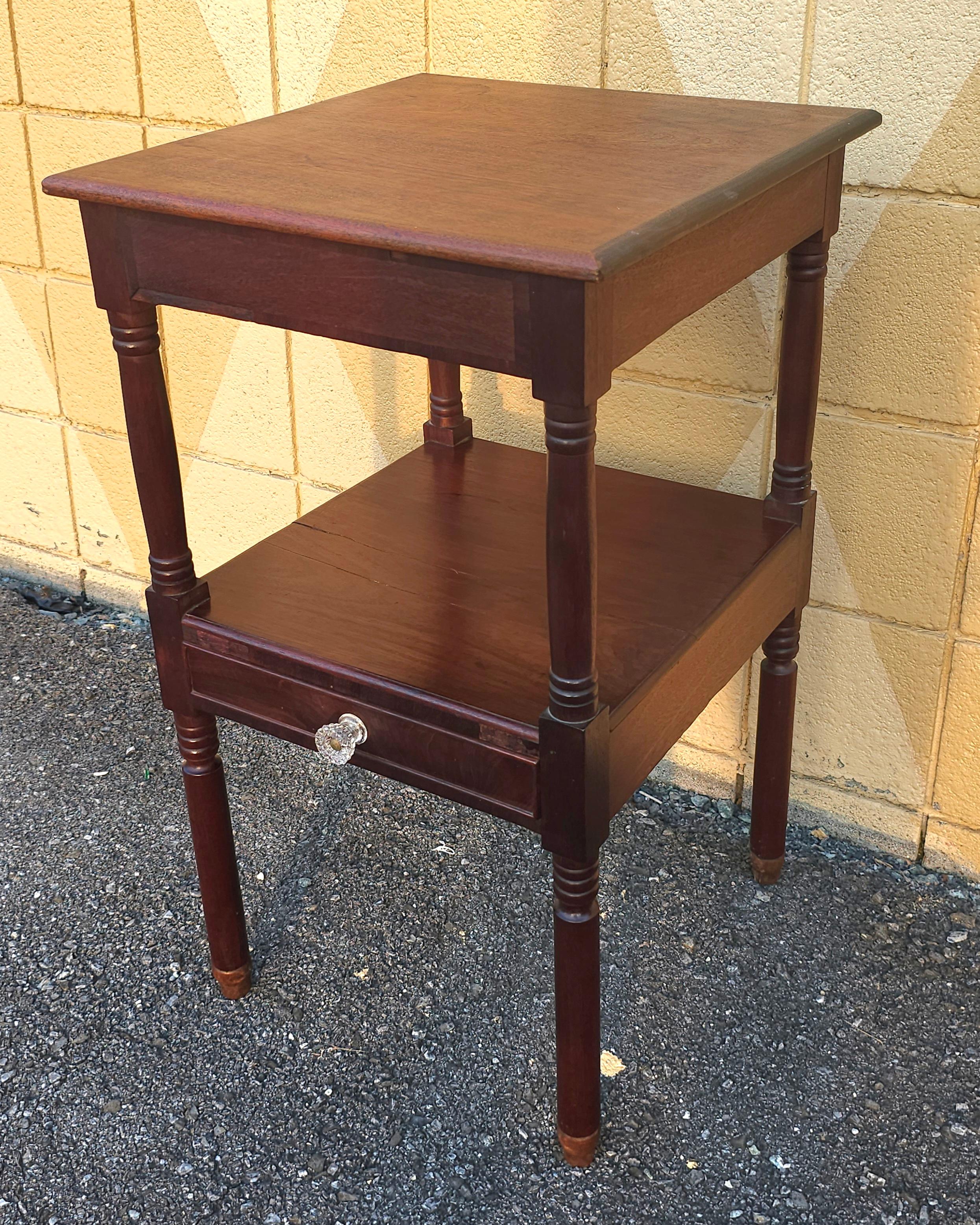 Amerikanischer Federal Mahagoni-Beistelltisch mit einer Schublade und zwei Etagen, um 1800 (amerikanisch) im Angebot