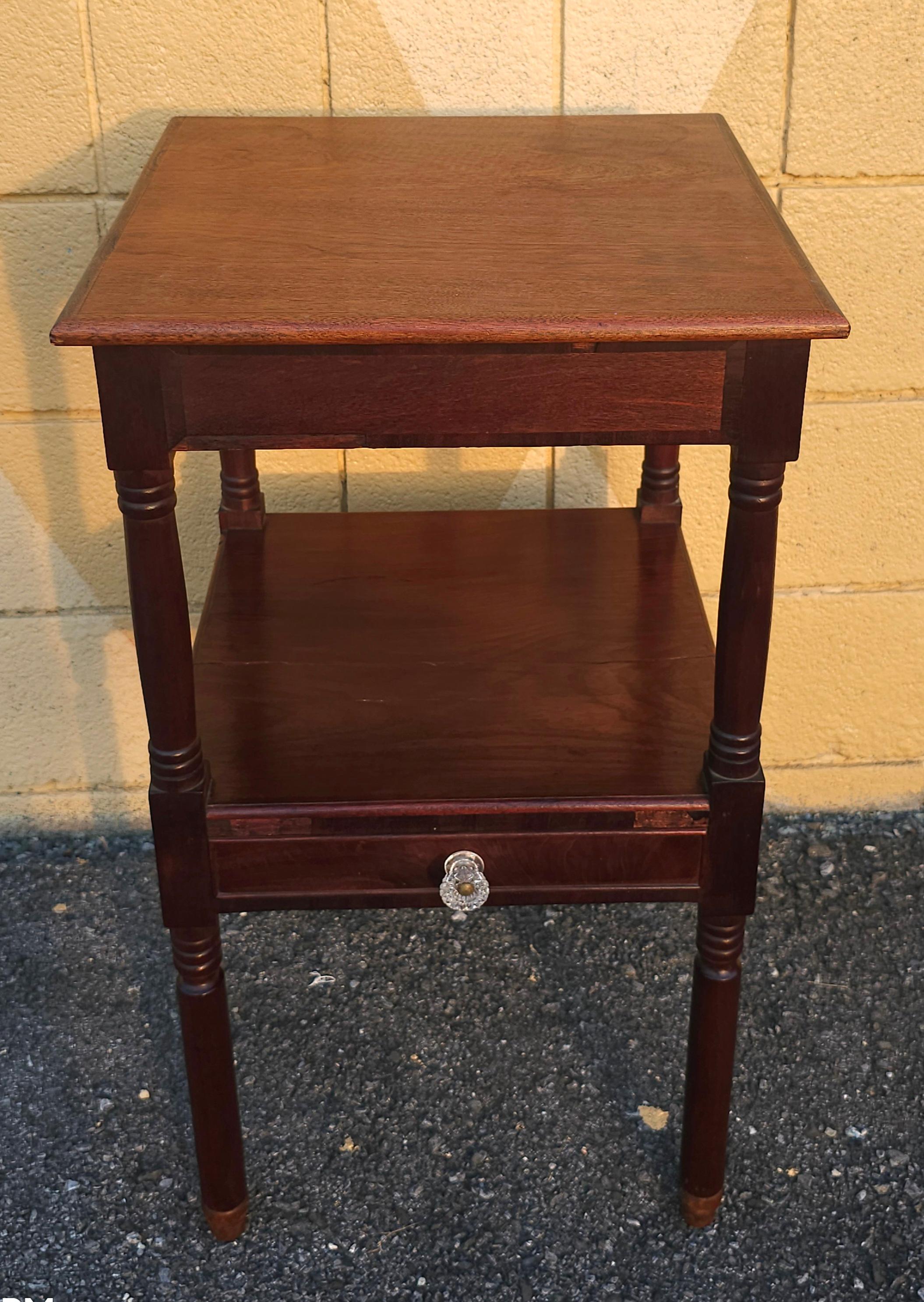Amerikanischer Federal Mahagoni-Beistelltisch mit einer Schublade und zwei Etagen, um 1800 (Handgeschnitzt) im Angebot