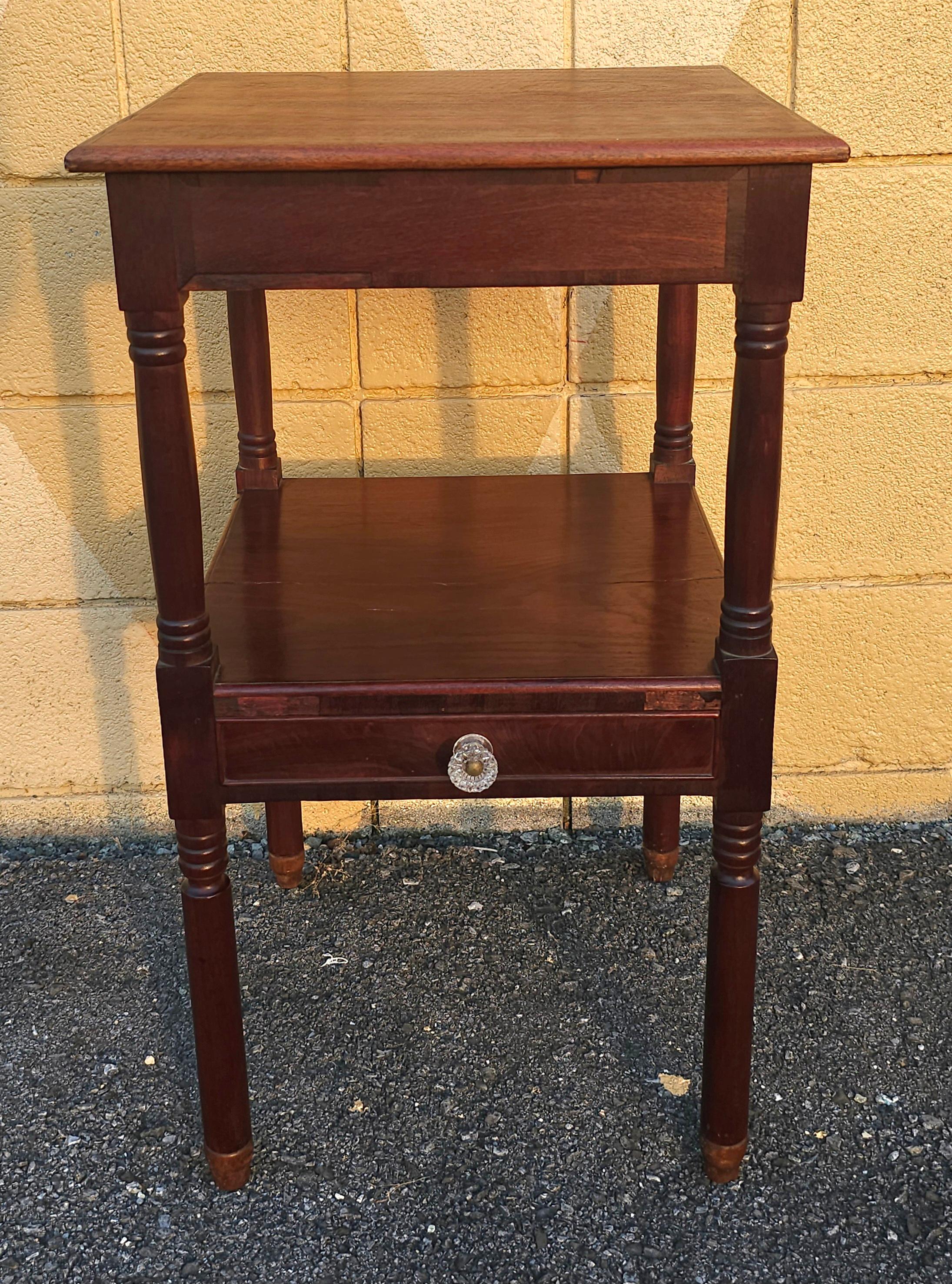 Amerikanischer Federal Mahagoni-Beistelltisch mit einer Schublade und zwei Etagen, um 1800 im Zustand „Gut“ im Angebot in Germantown, MD