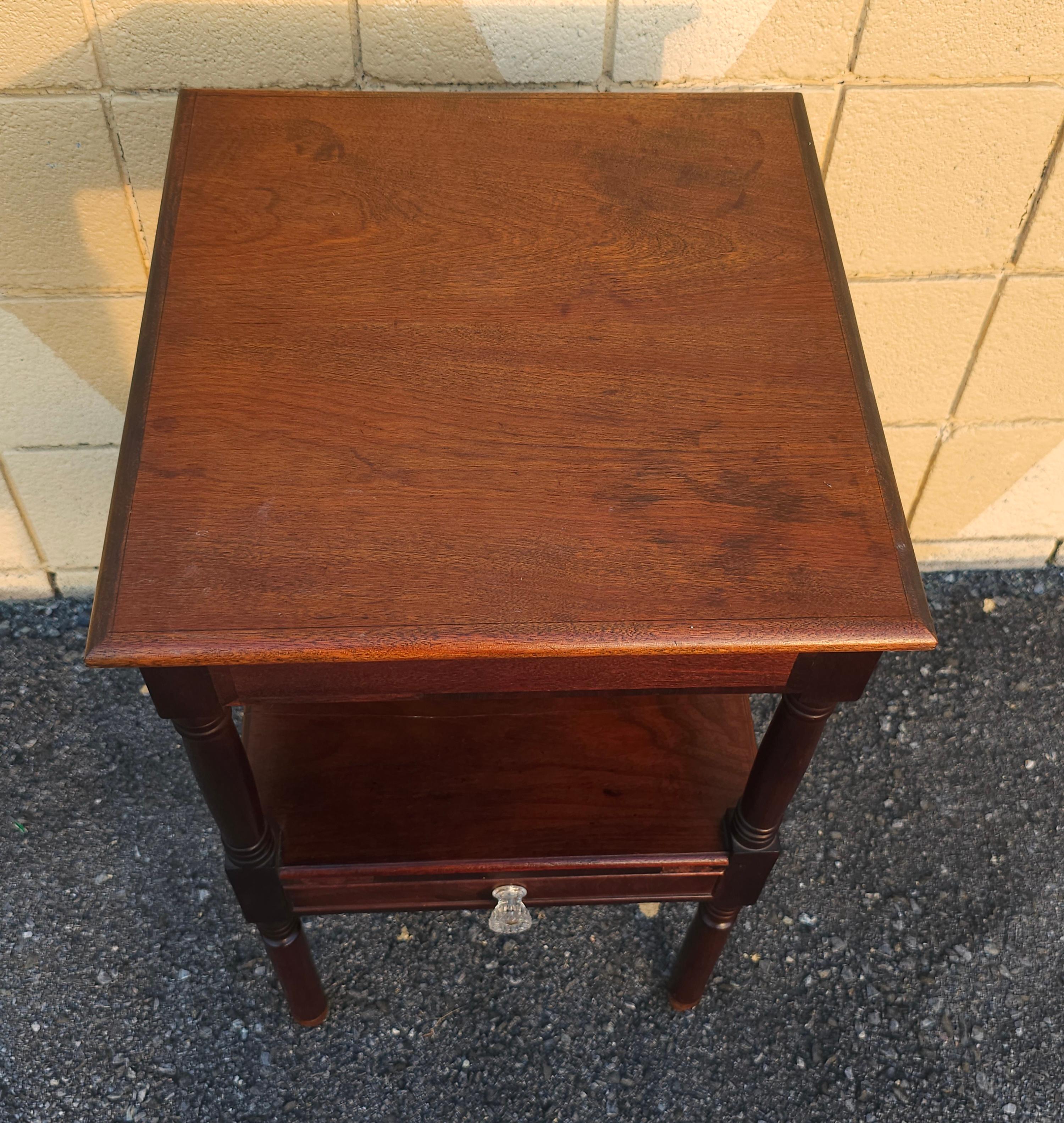Amerikanischer Federal Mahagoni-Beistelltisch mit einer Schublade und zwei Etagen, um 1800 im Angebot 1