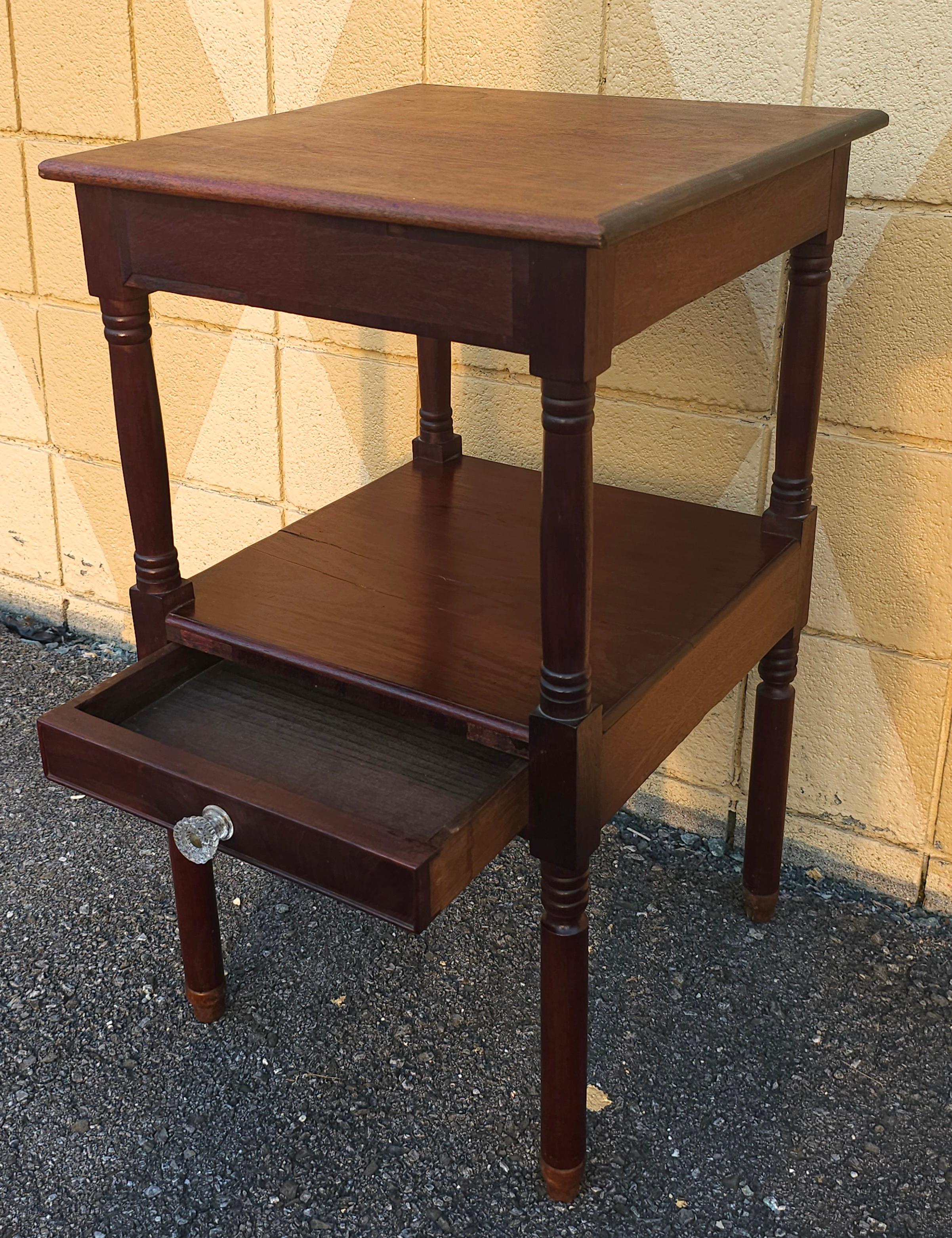 Amerikanischer Federal Mahagoni-Beistelltisch mit einer Schublade und zwei Etagen, um 1800 im Angebot 2