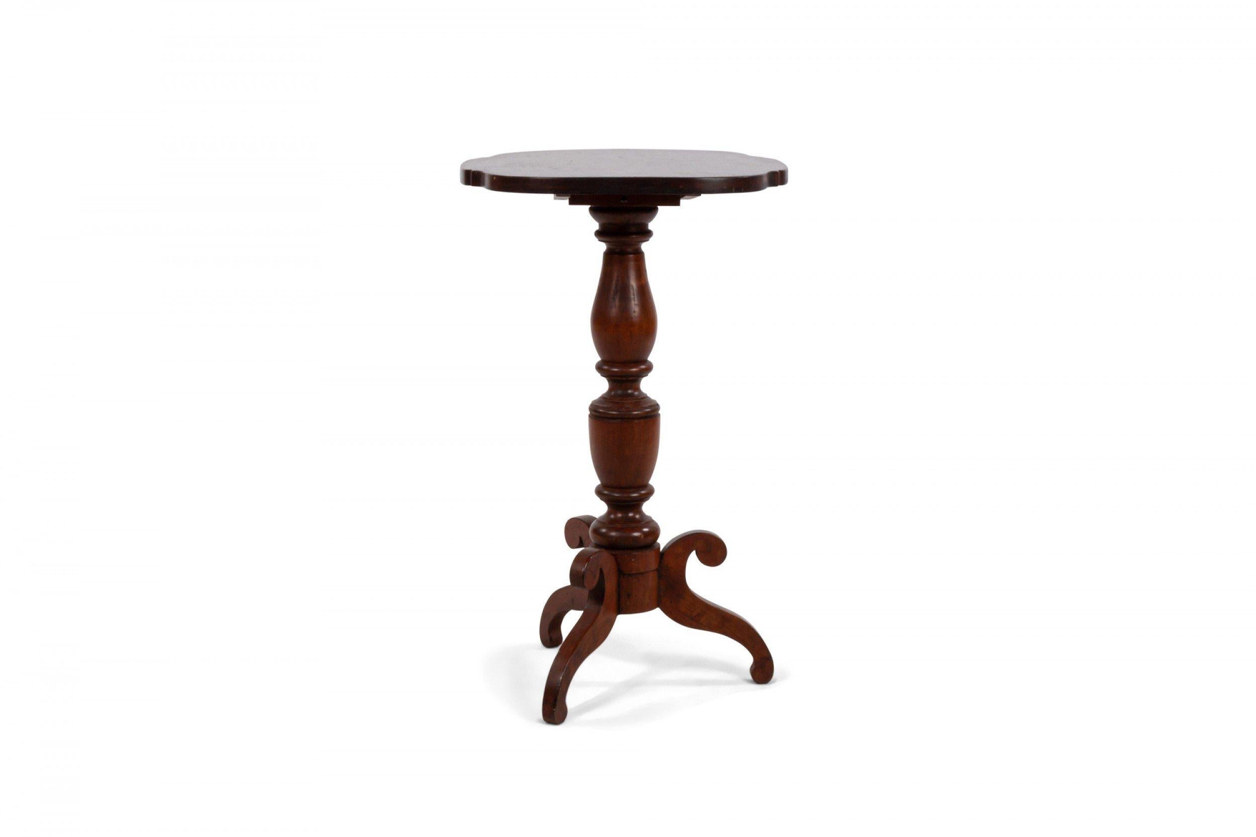 American Federal Mahogany Tilt-Top Scalloped Table In Good Condition For Sale In New York, NY