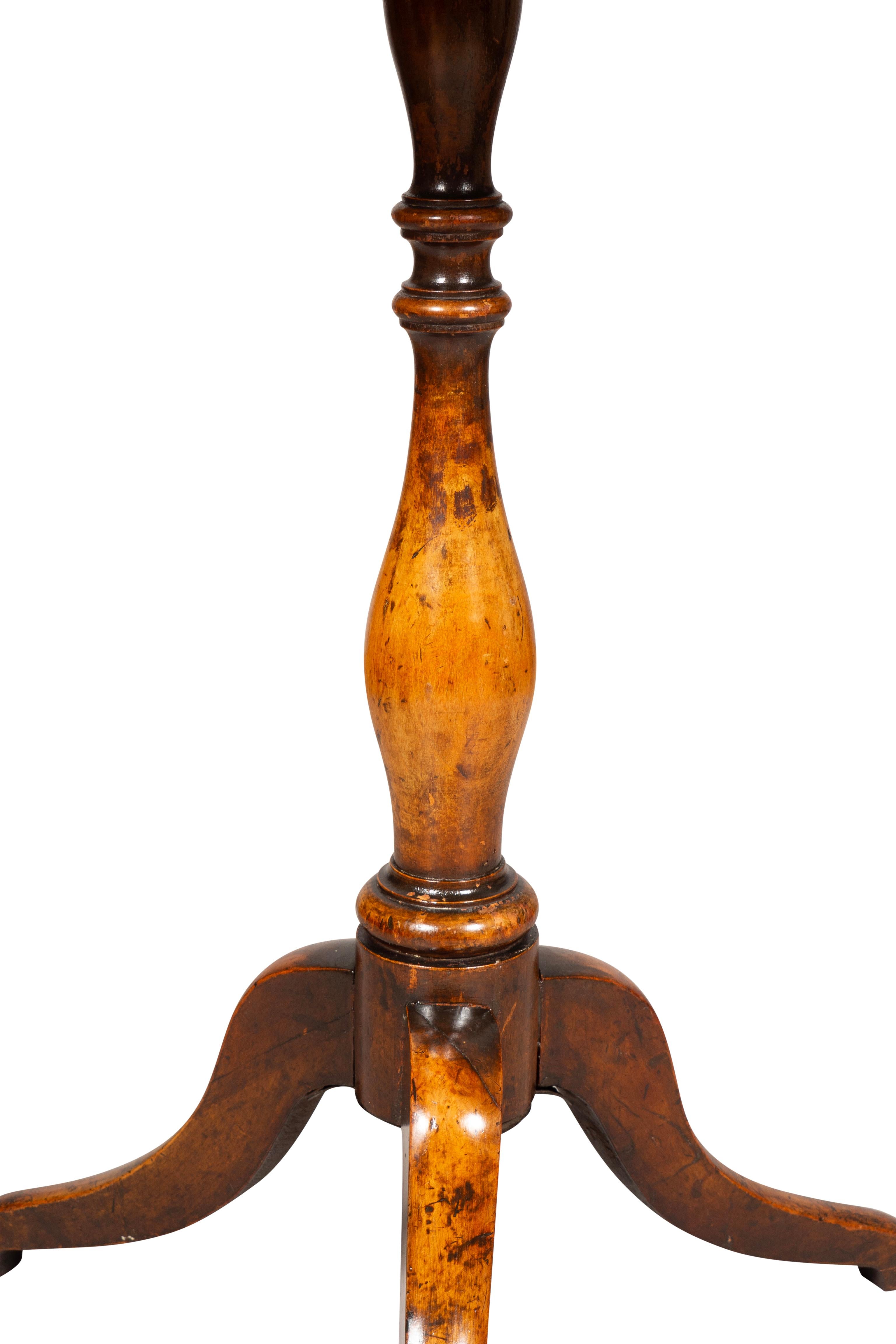 Amerikanischer Federal Maple Kerzenständer (Frühes 19. Jahrhundert) im Angebot