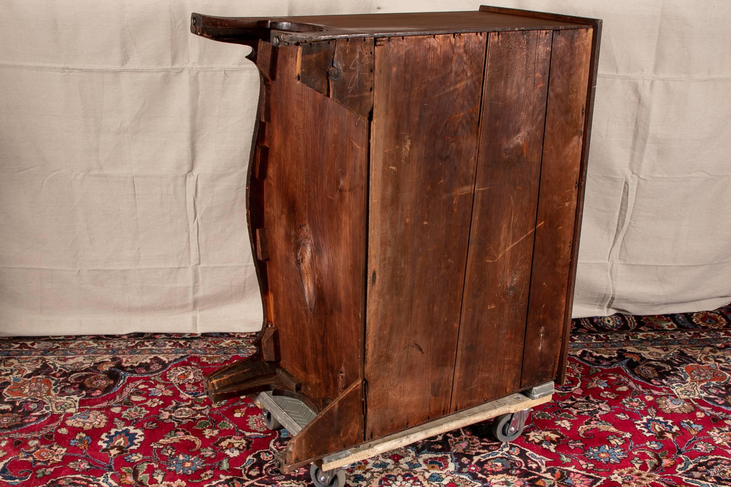 American Federal North Shores Bow Front Chest, circa 1800-1810 In Good Condition In Bridgeport, CT