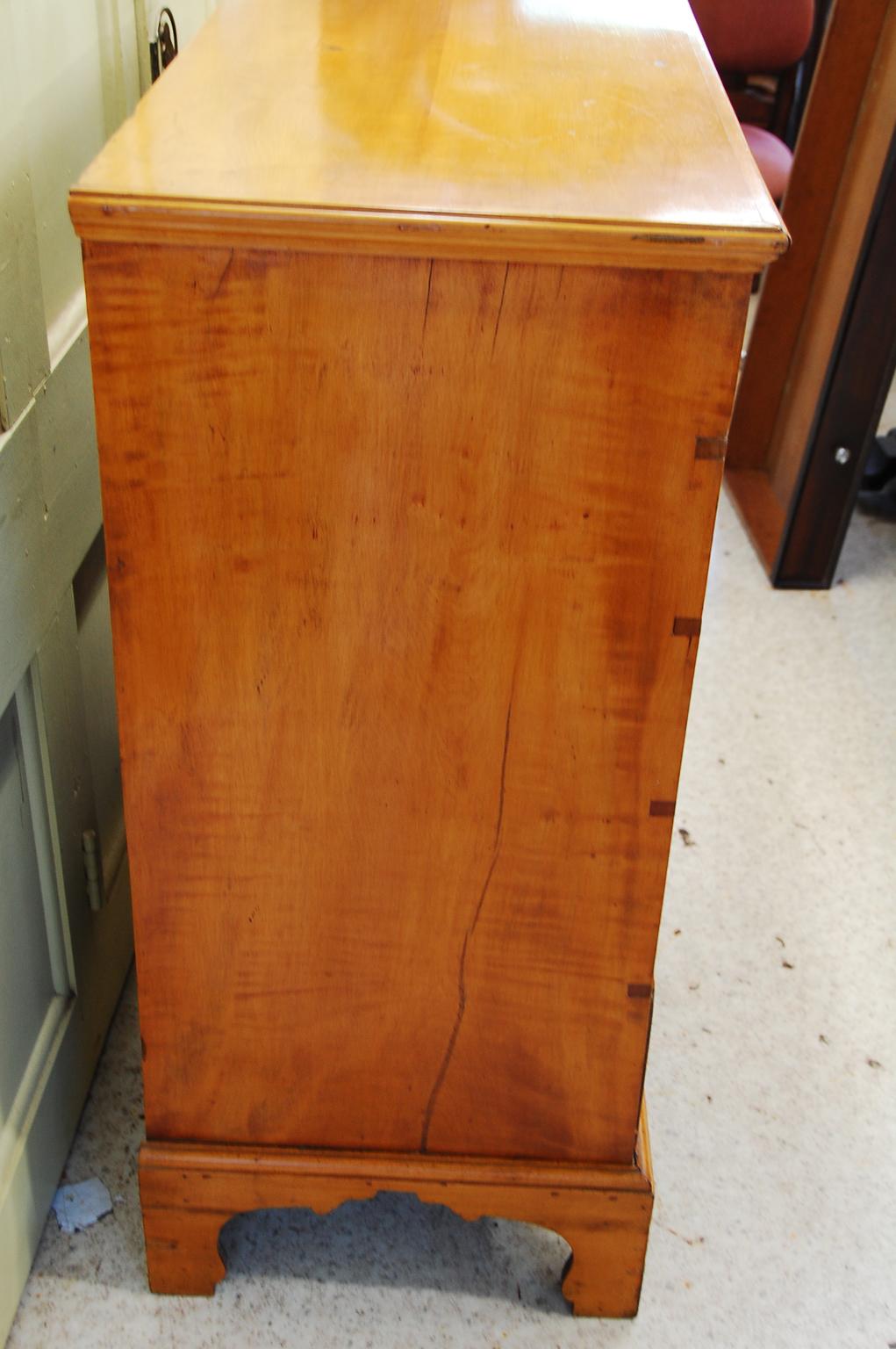 American Federal Period Chippendale Maple Chest of Five Graduated Drawers 18th C In Good Condition In Wells, ME