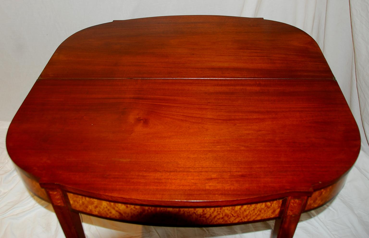 American Federal Period Hepplewhite Tea Table Mahogany and Birdseye Maple In Good Condition In Wells, ME