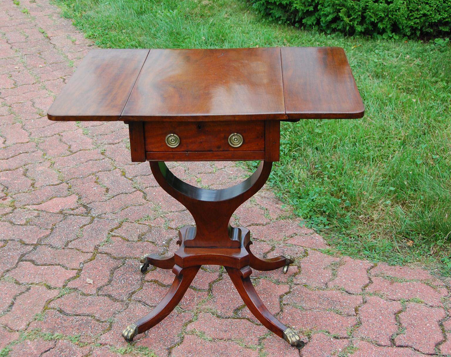 American Federal Period Mahogany Dropleaf Worktable with Downswept Legs Paw Feet In Good Condition For Sale In Wells, ME