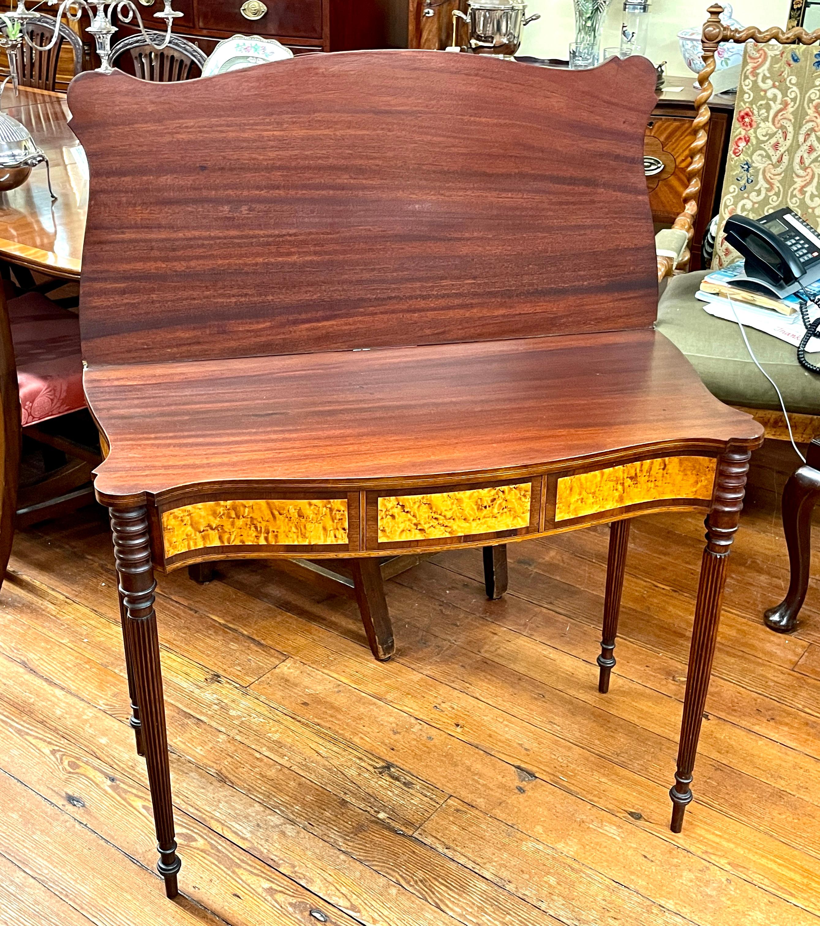 American Federal Period Mahogany Serpentine Sheraton Style Flap-Top Games Table In Good Condition In CHARLESTON, SC