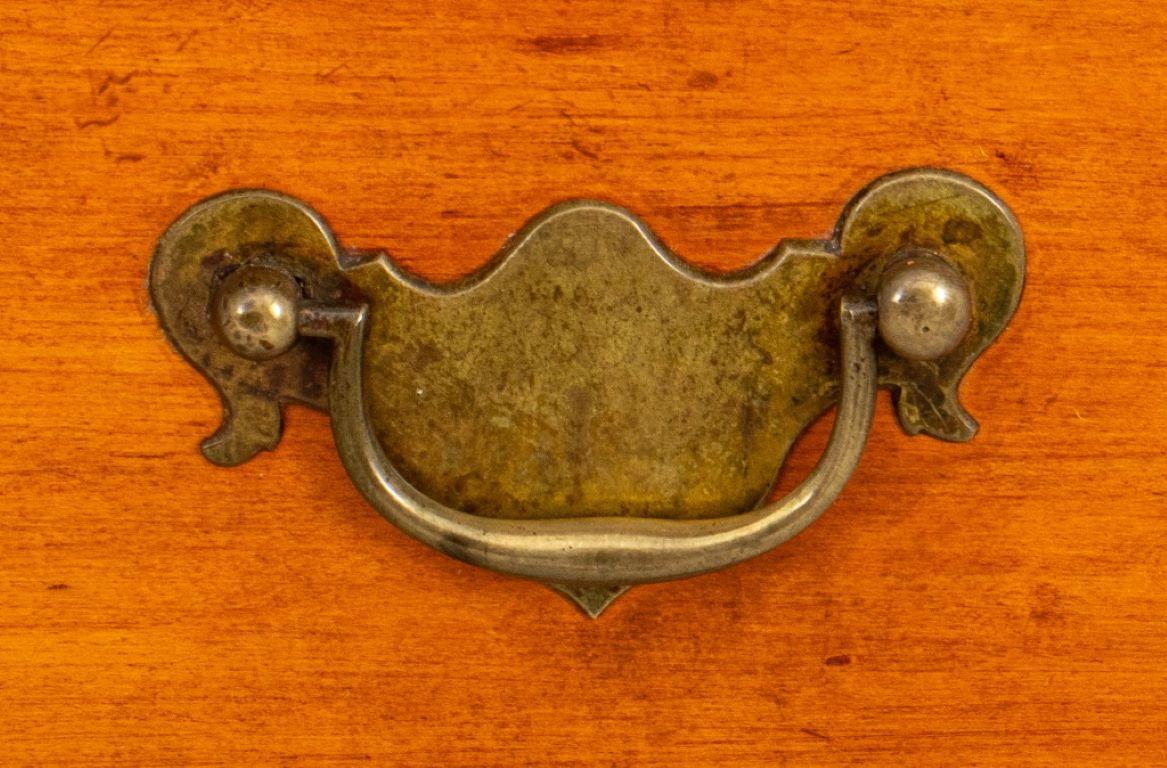 Amerikanische Bundeszeit Ahorntruhe, spätes 18. Jahrhundert, rechteckig mit geformtem Gesims über vier langen Schubladen mit Messingschlossplatten und -griffen auf Klammerfüßen. 

Händler: S138XX