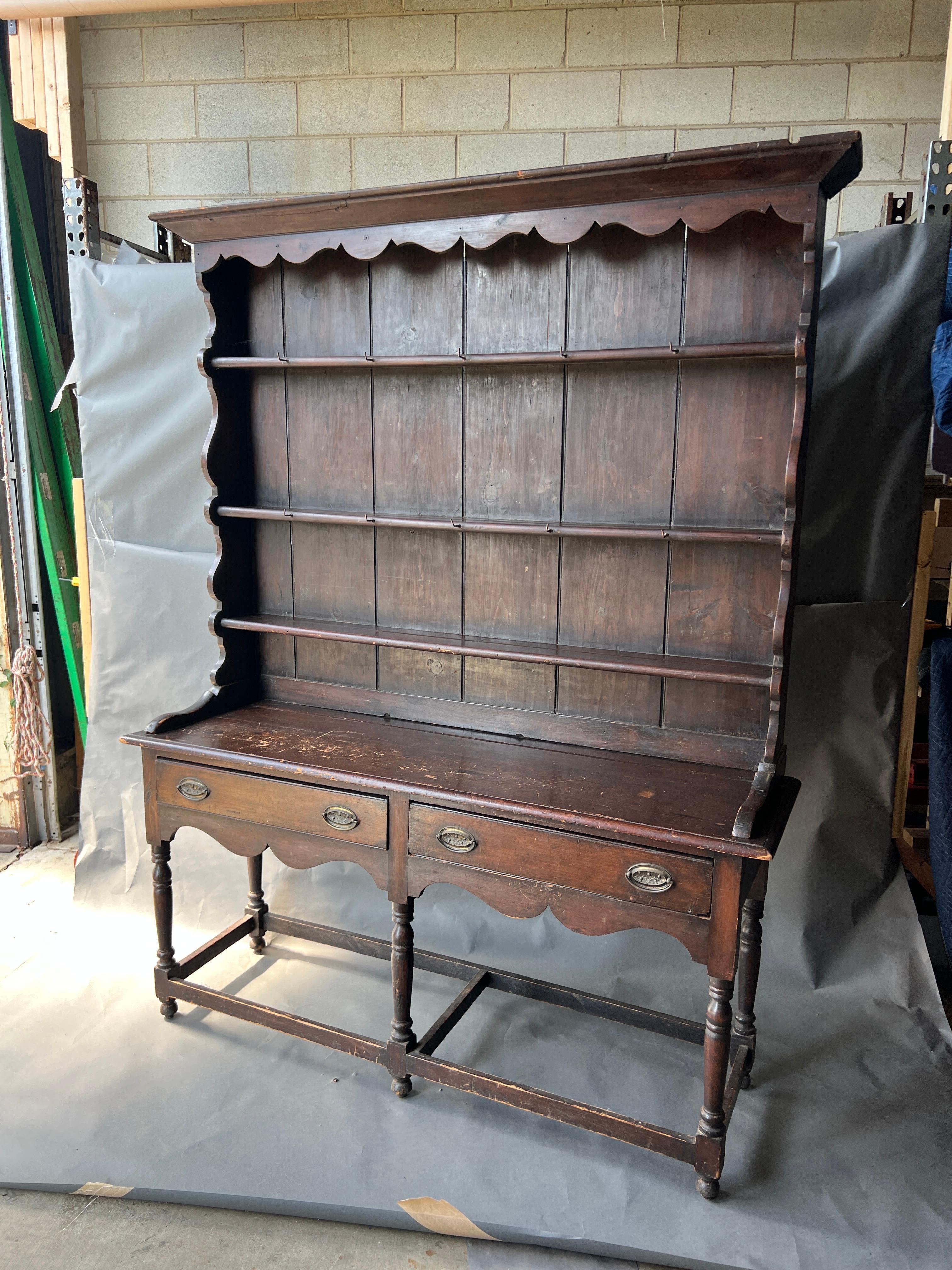 Base per comò e portapiatti in pino del periodo Feder americano con vernice originale. Cornice e grembiule di forma gradevole. Vernice marrone originale. 