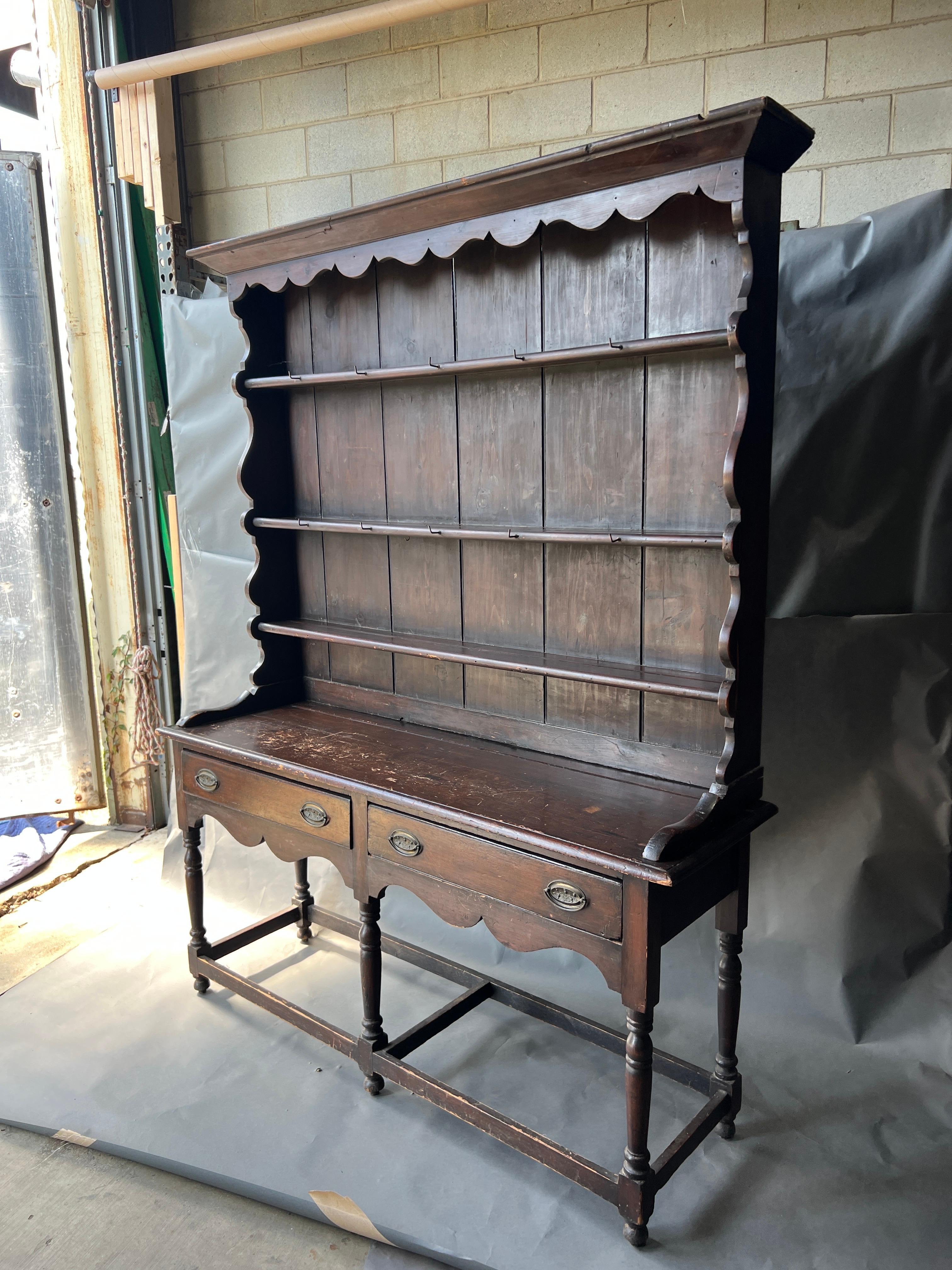 Federale Base per comò e portapiatti in pino del periodo Feder americano con vernice originale in vendita