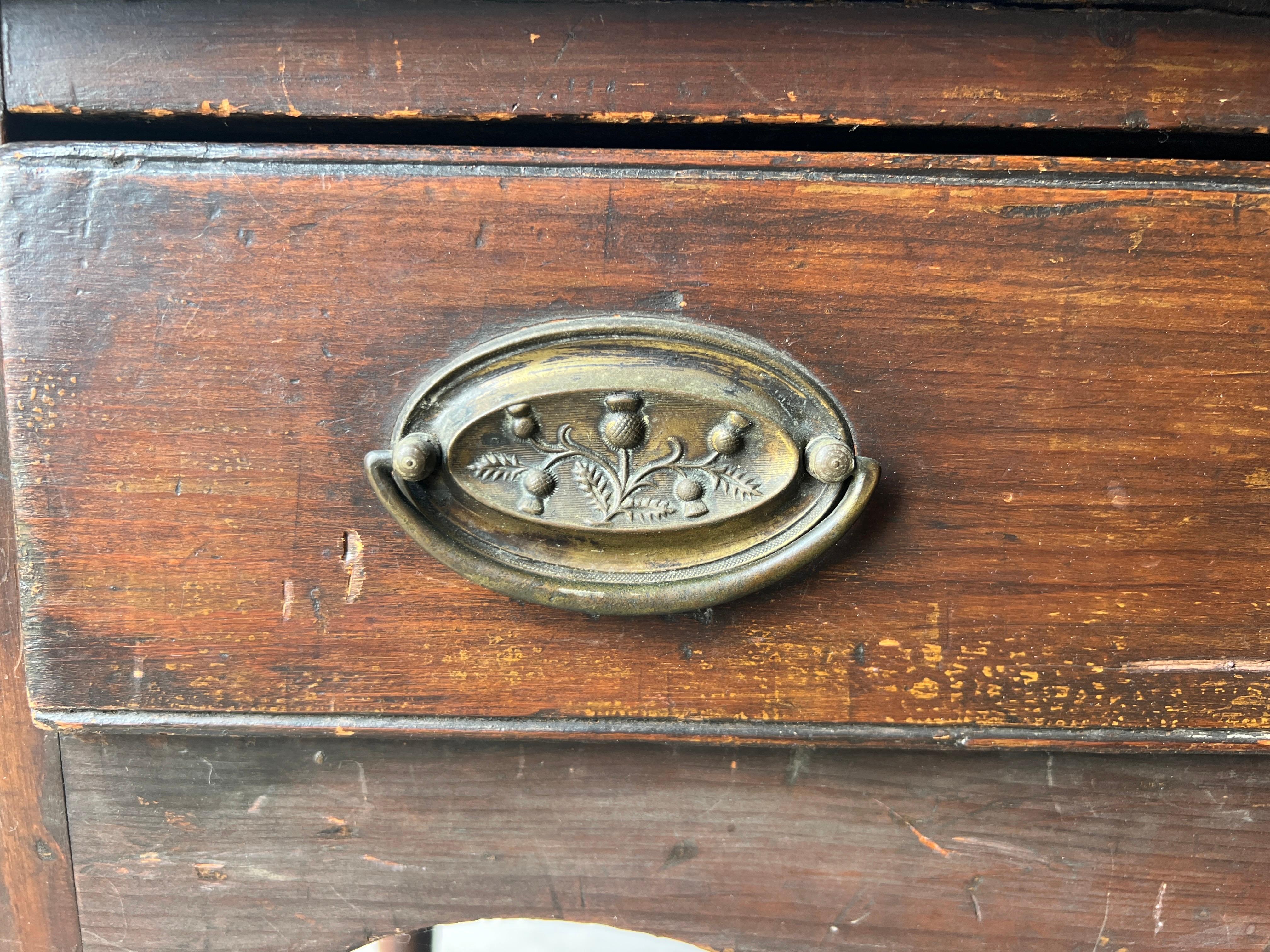 Americano Base per comò e portapiatti in pino del periodo Feder americano con vernice originale in vendita