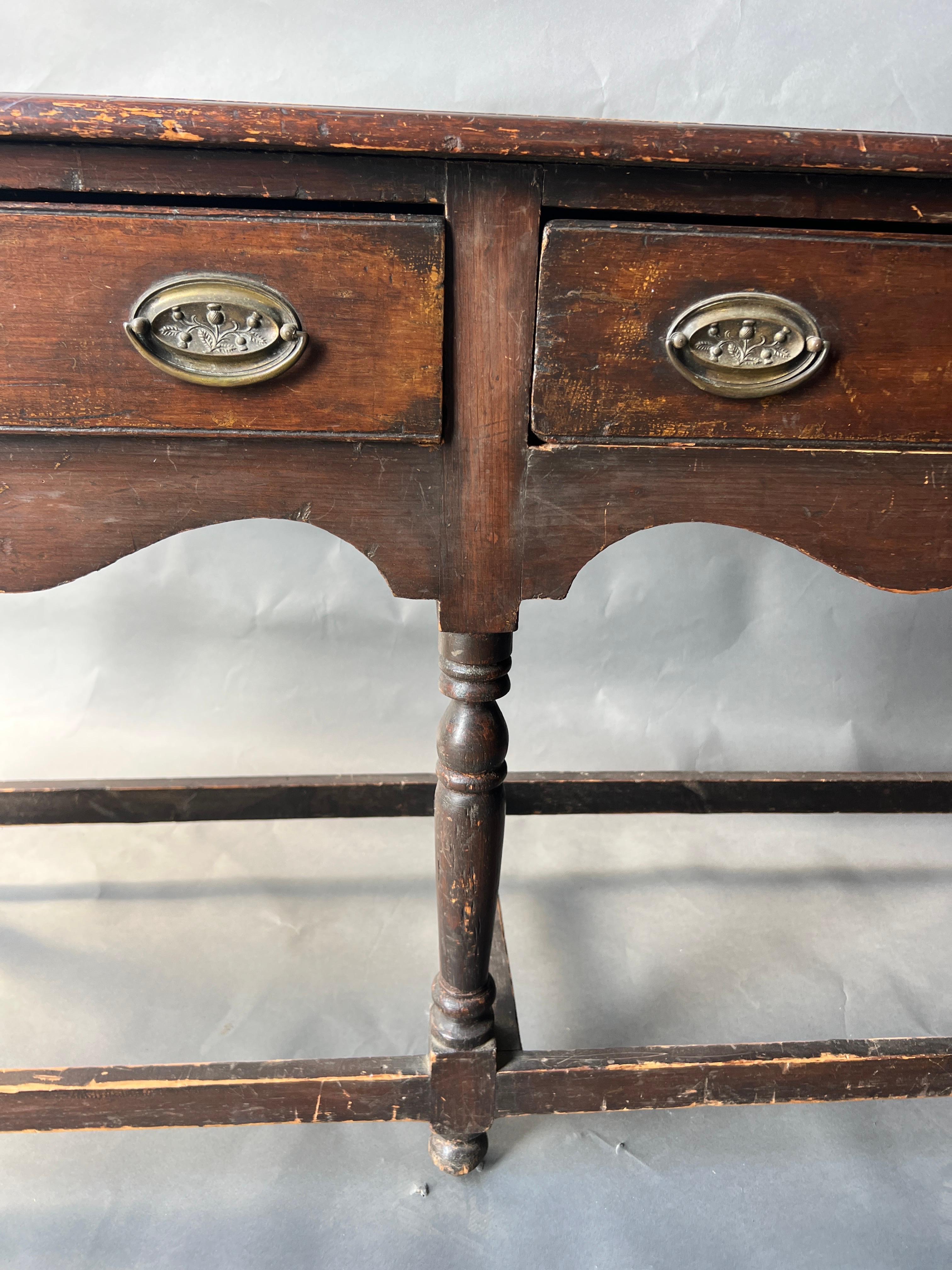 Base per comò e portapiatti in pino del periodo Feder americano con vernice originale In condizioni buone in vendita a Richmond, VA