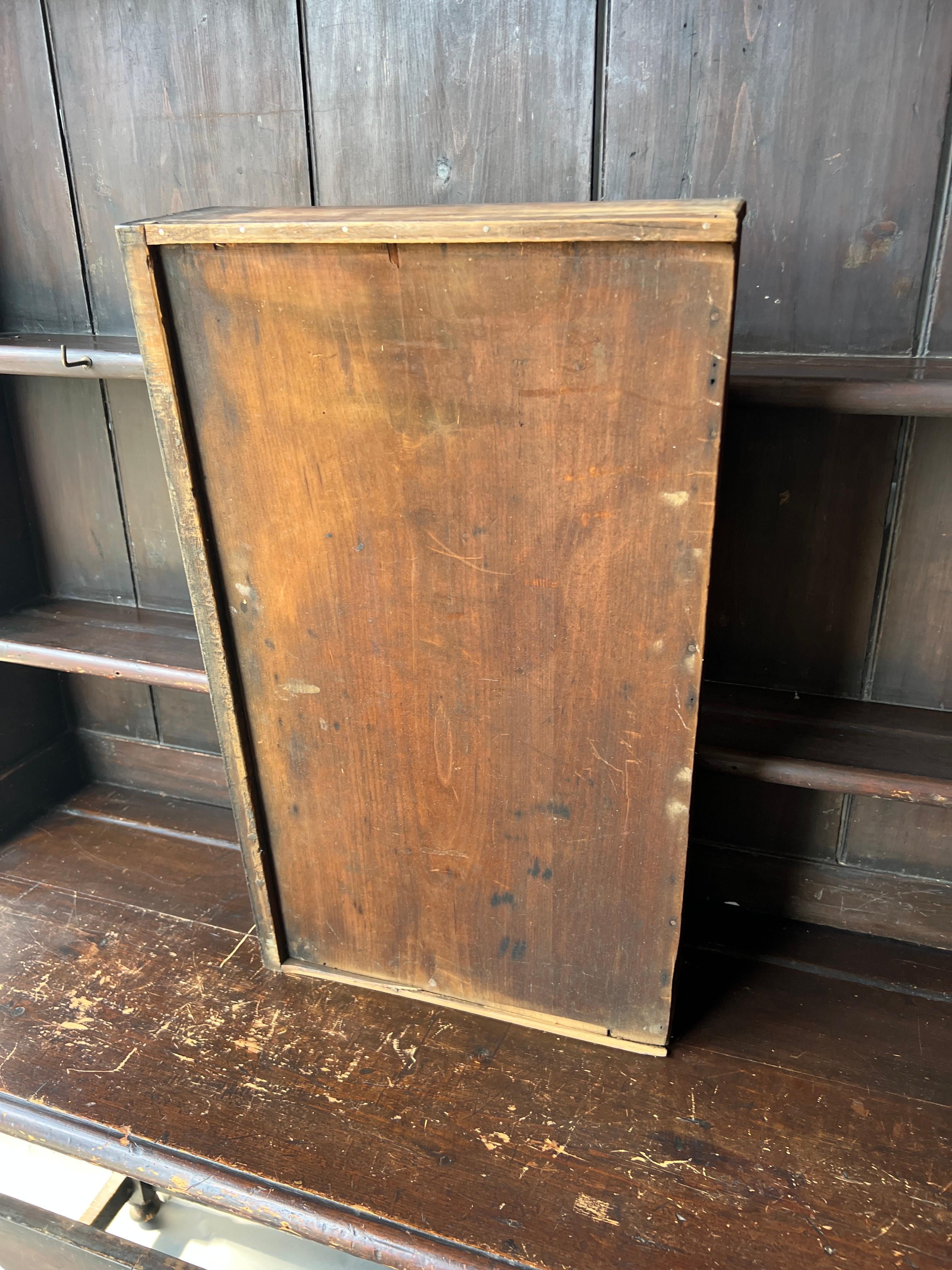 XIX secolo Base per comò e portapiatti in pino del periodo Feder americano con vernice originale in vendita