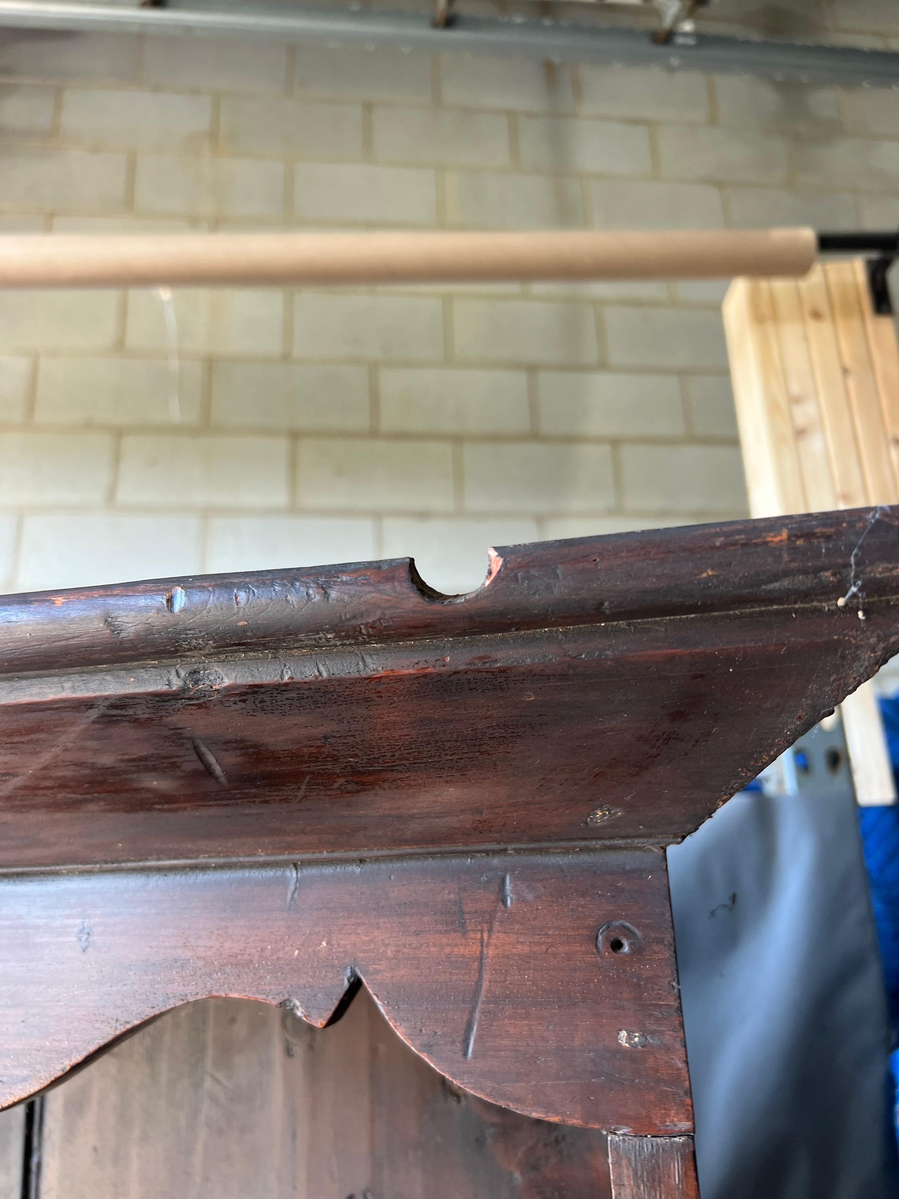 Pino Base per comò e portapiatti in pino del periodo Feder americano con vernice originale in vendita