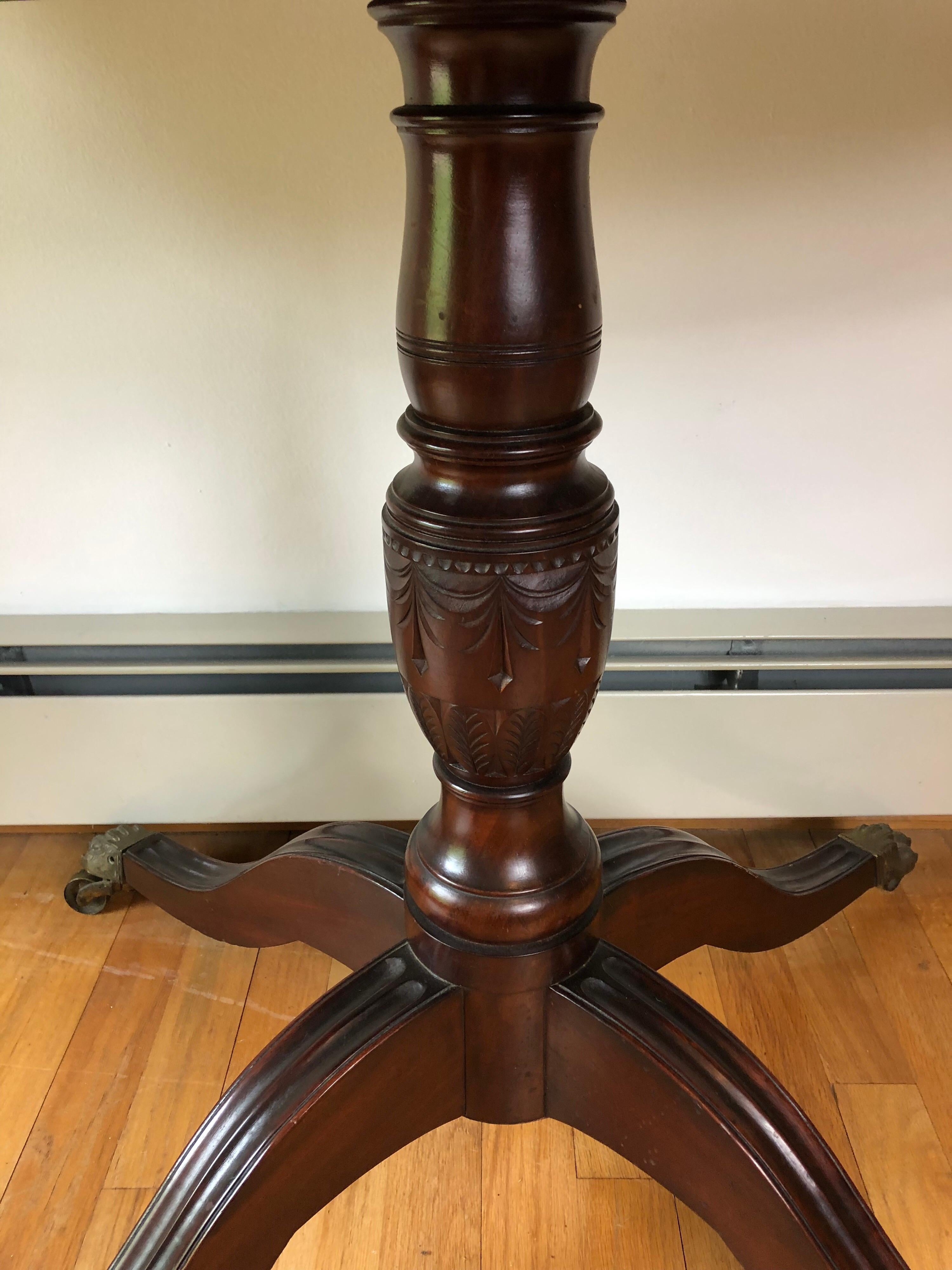 American Federal Relief Carved Mahogany Card Table, New York, circa 1810 In Good Condition For Sale In Stockton, NJ