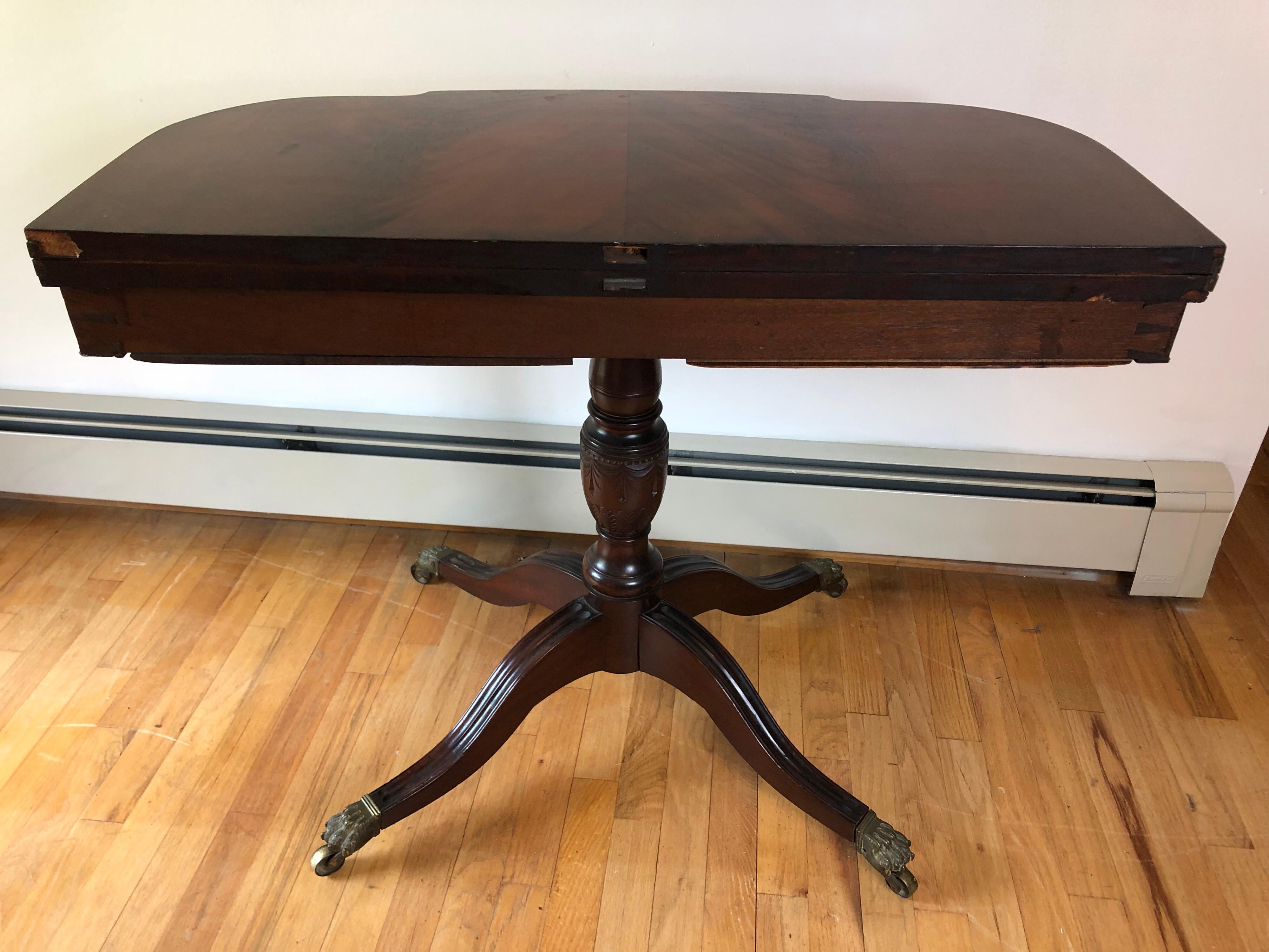 American Federal Relief Carved Mahogany Card Table, New York, circa 1810 For Sale 1