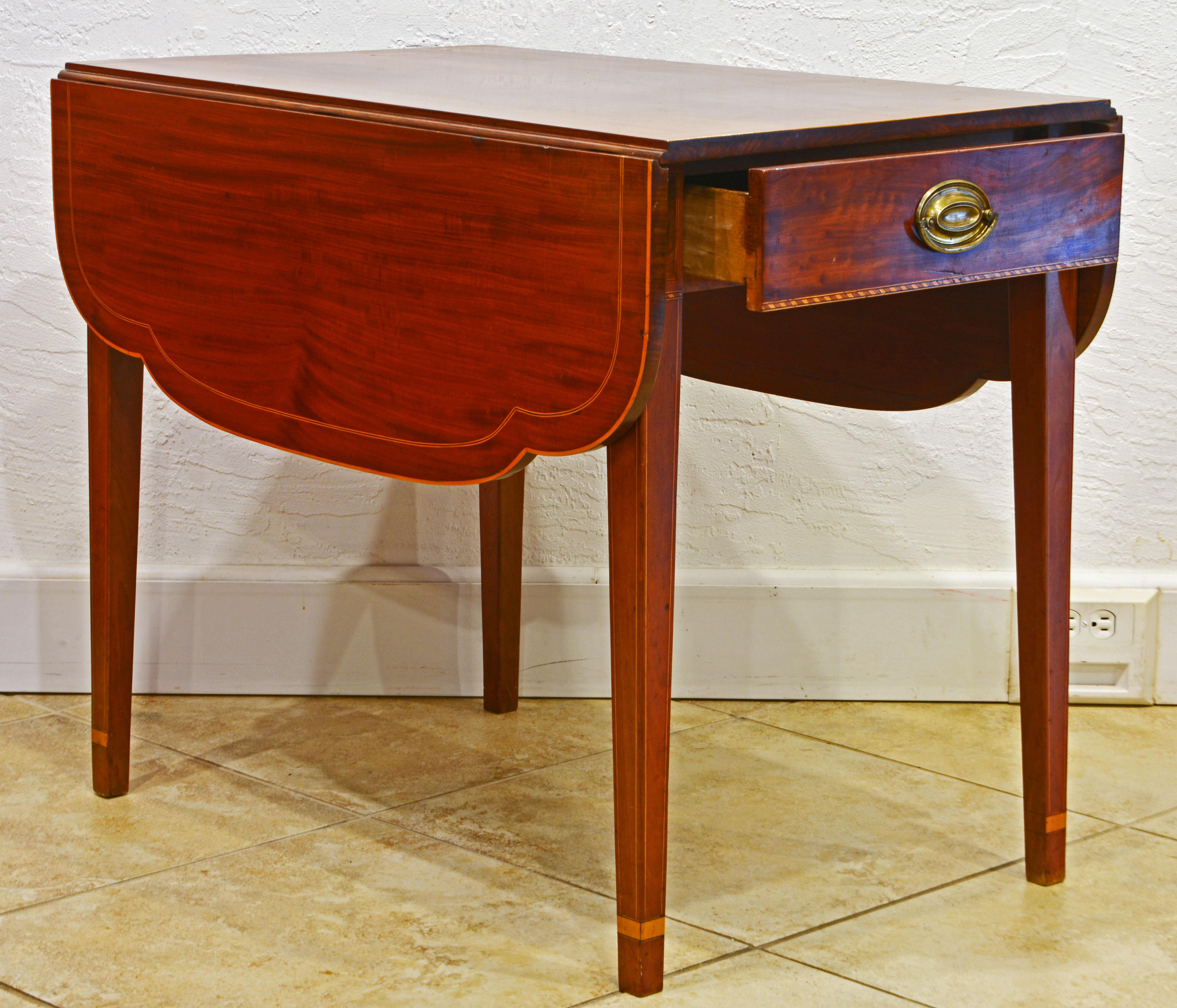 American Federal Satinwood Inlaid Mahogany Shaped Pembroke Table, Circa 1820 In Good Condition In Ft. Lauderdale, FL