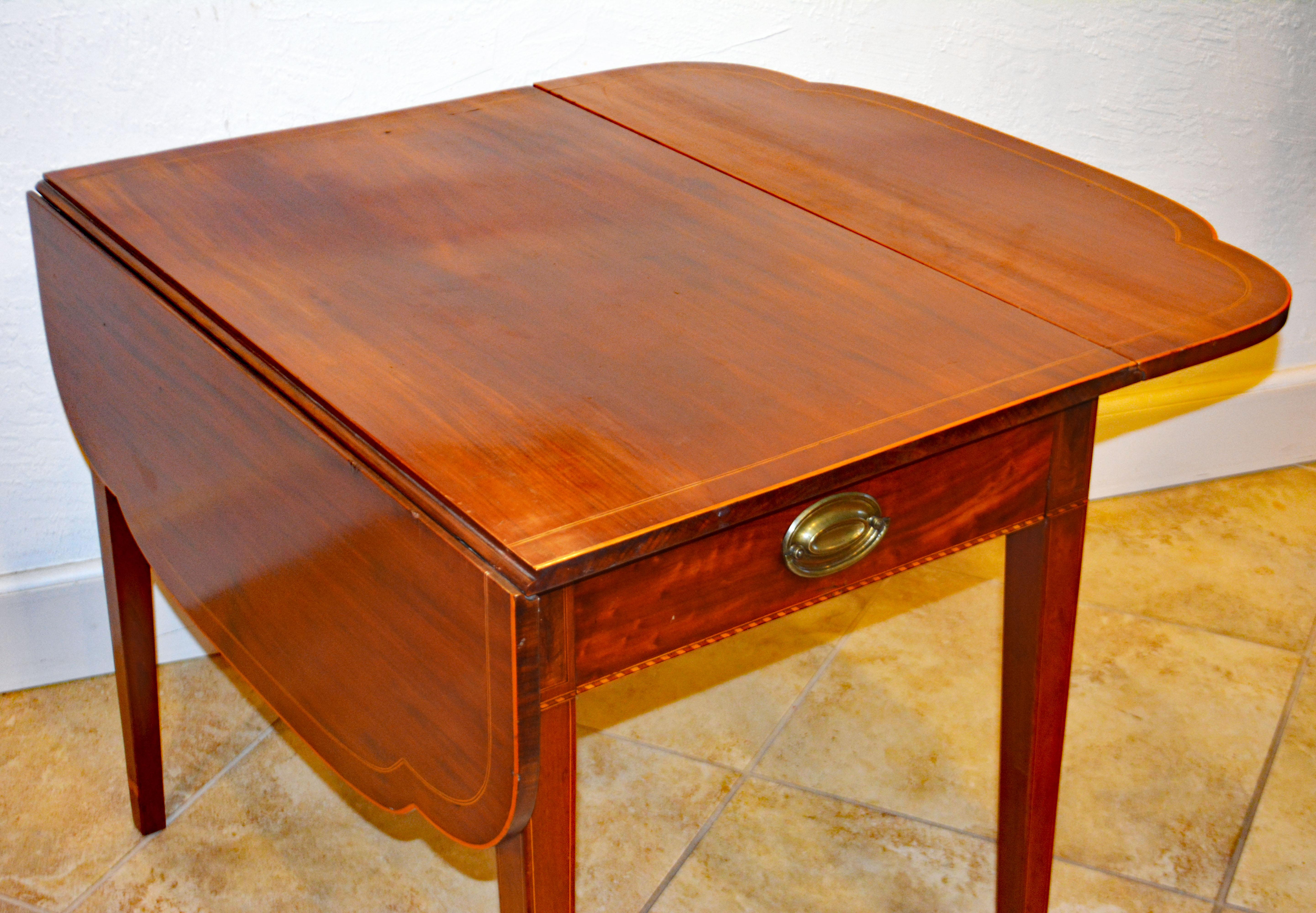 American Federal Satinwood Inlaid Mahogany Shaped Pembroke Table, Circa 1820 3