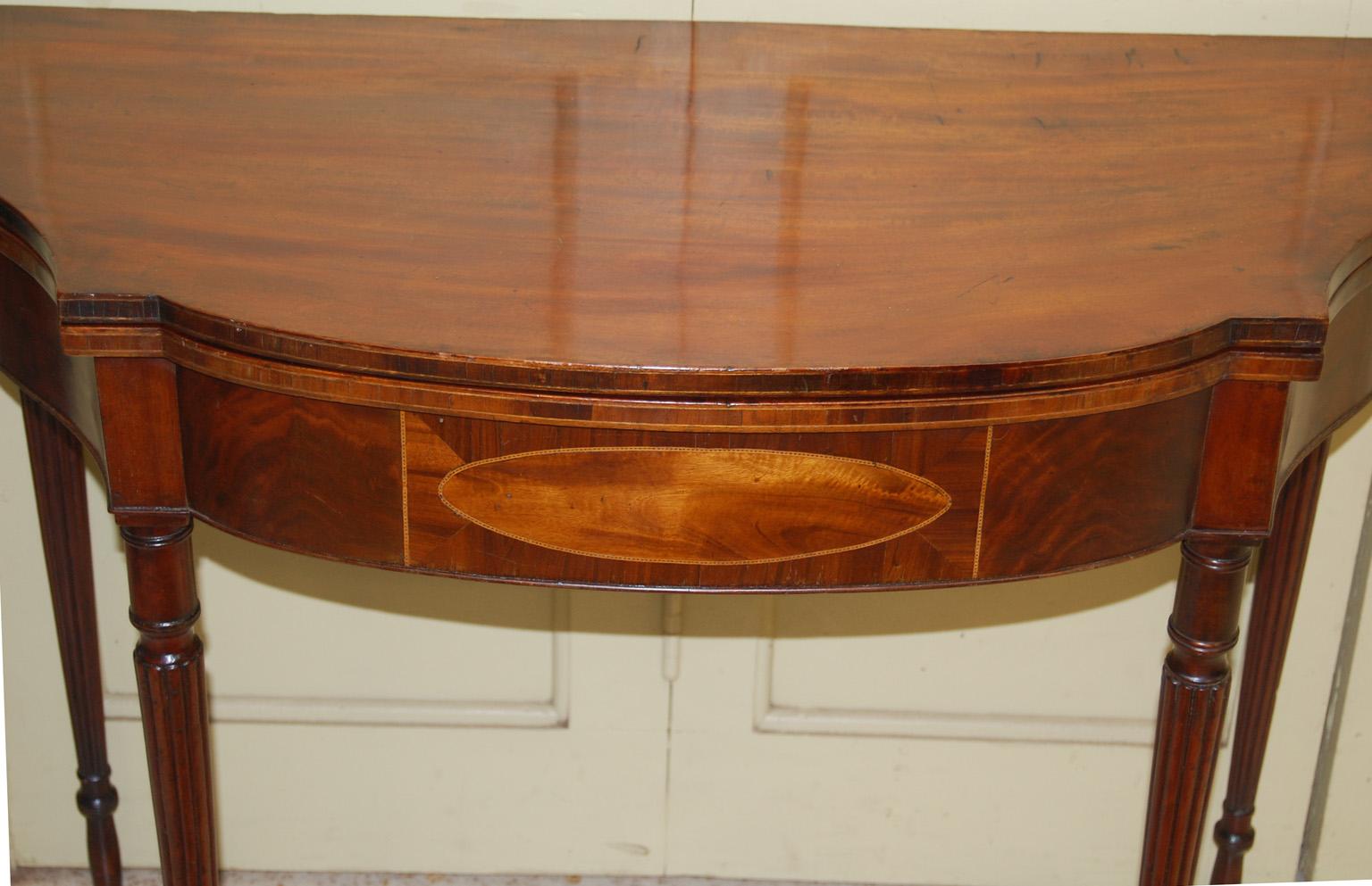 American Federal Serpentine Inlaid Tea Table Attributed to Nehemiah Adams In Good Condition In Wells, ME