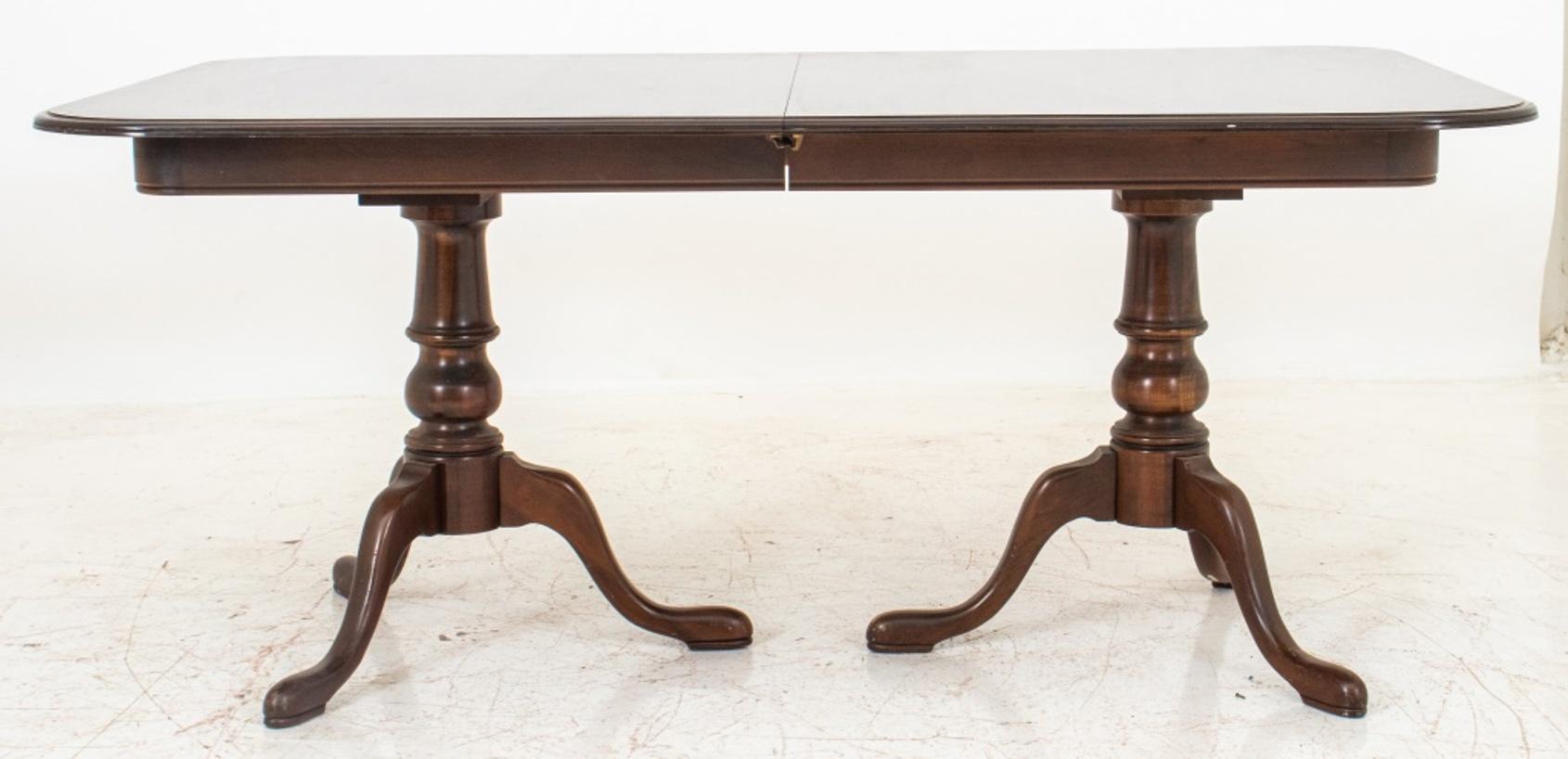 American Federal Style Extending Dining Table For Sale at 1stDibs