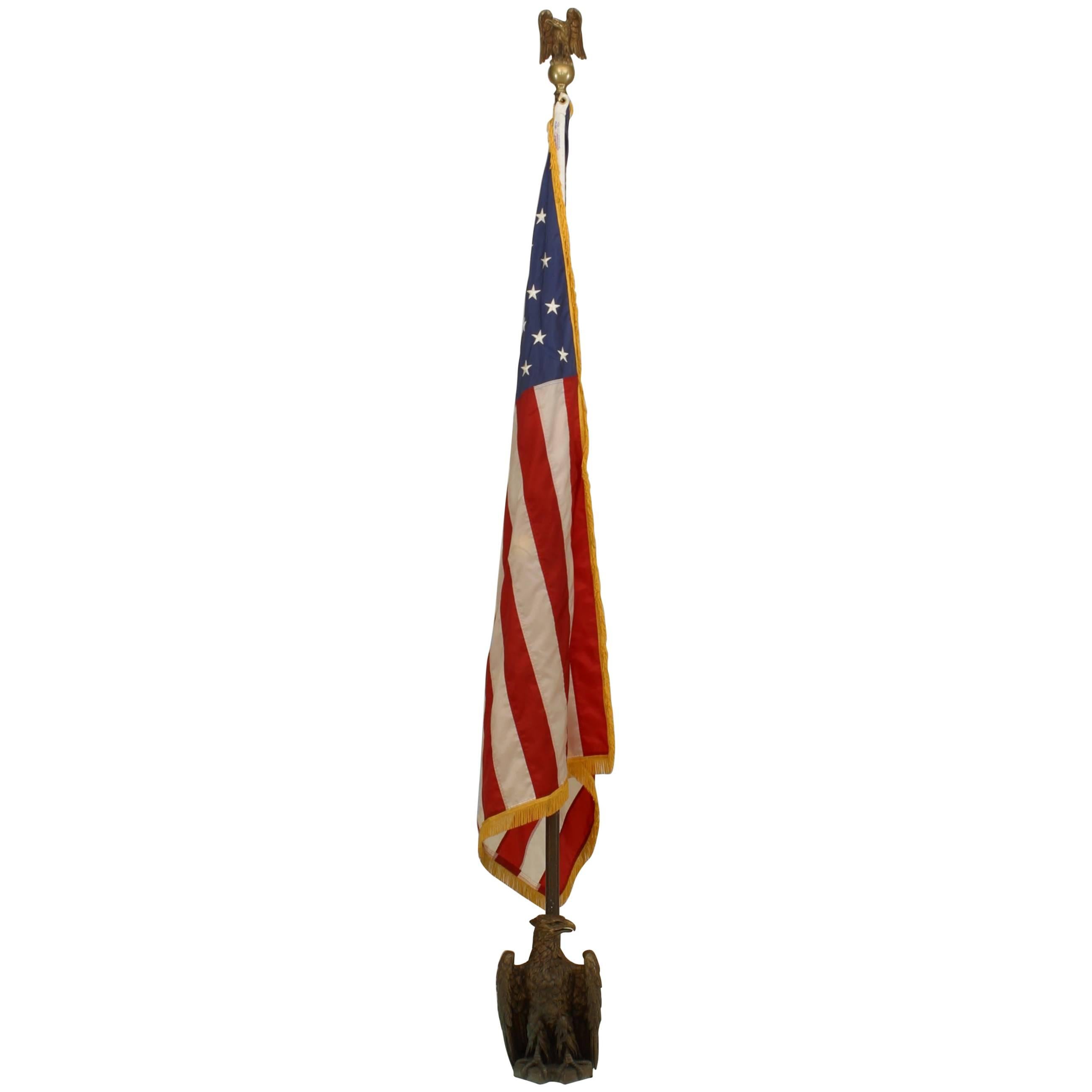 Drapeau américain de style Feder avec mât et Stand en laiton en vente