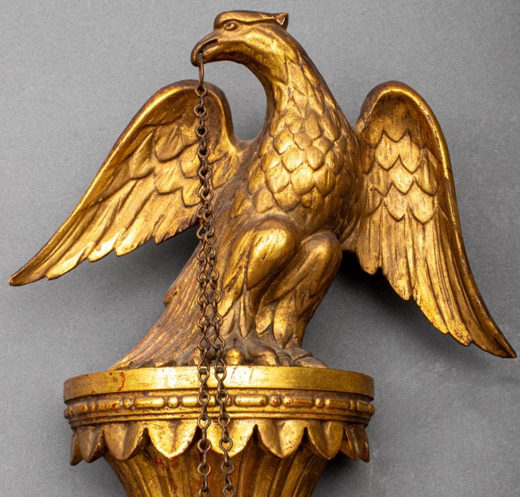 Amerikanischer Federal Style Vergoldetes Holz 2 Arm Wandleuchter (Amerikanisch Kolonial) im Angebot