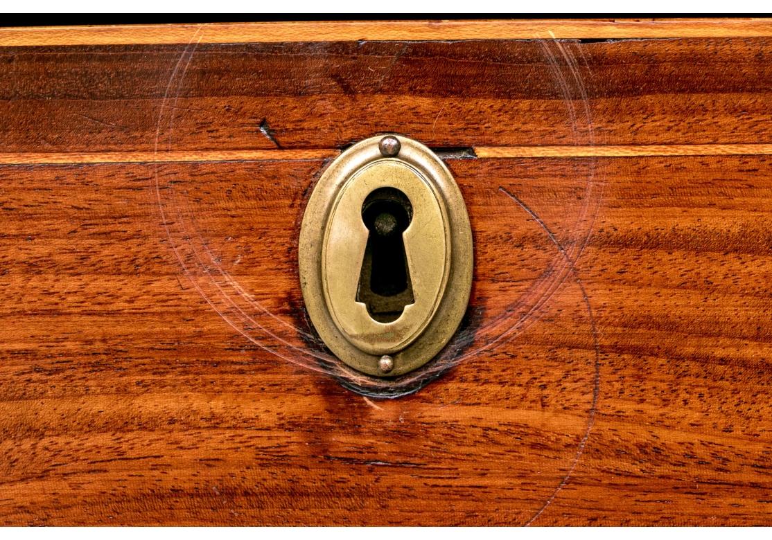 Cassettiera in mogano in stile Feder americano in vendita 3