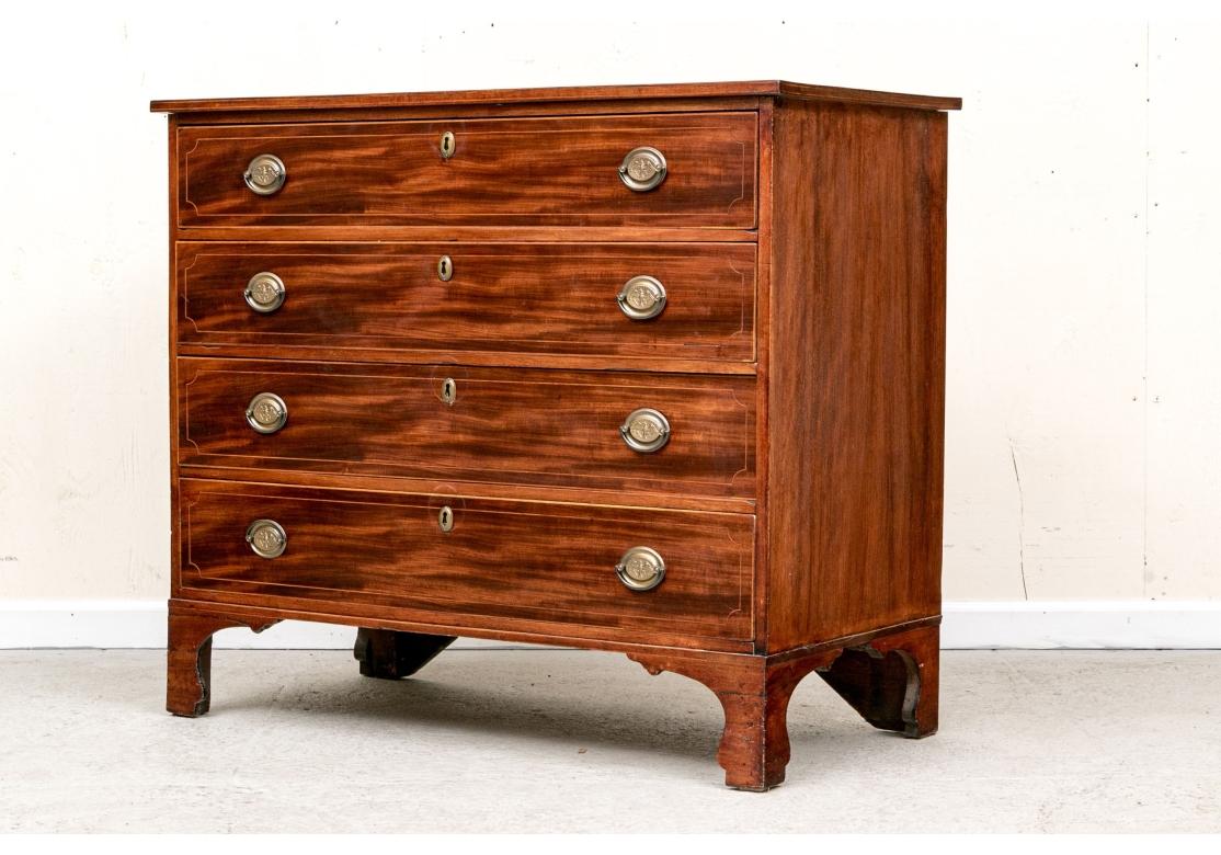 La cassapanca ha una bella forma tradizionale e presenta una buona venatura con intarsi decorativi. Cresciuto su  quattro piedi intagliati e quattro lunghi cassetti con tiretti ovali in ottone e scudi a chiave. Manca la chiave. 

Dimensioni: 41