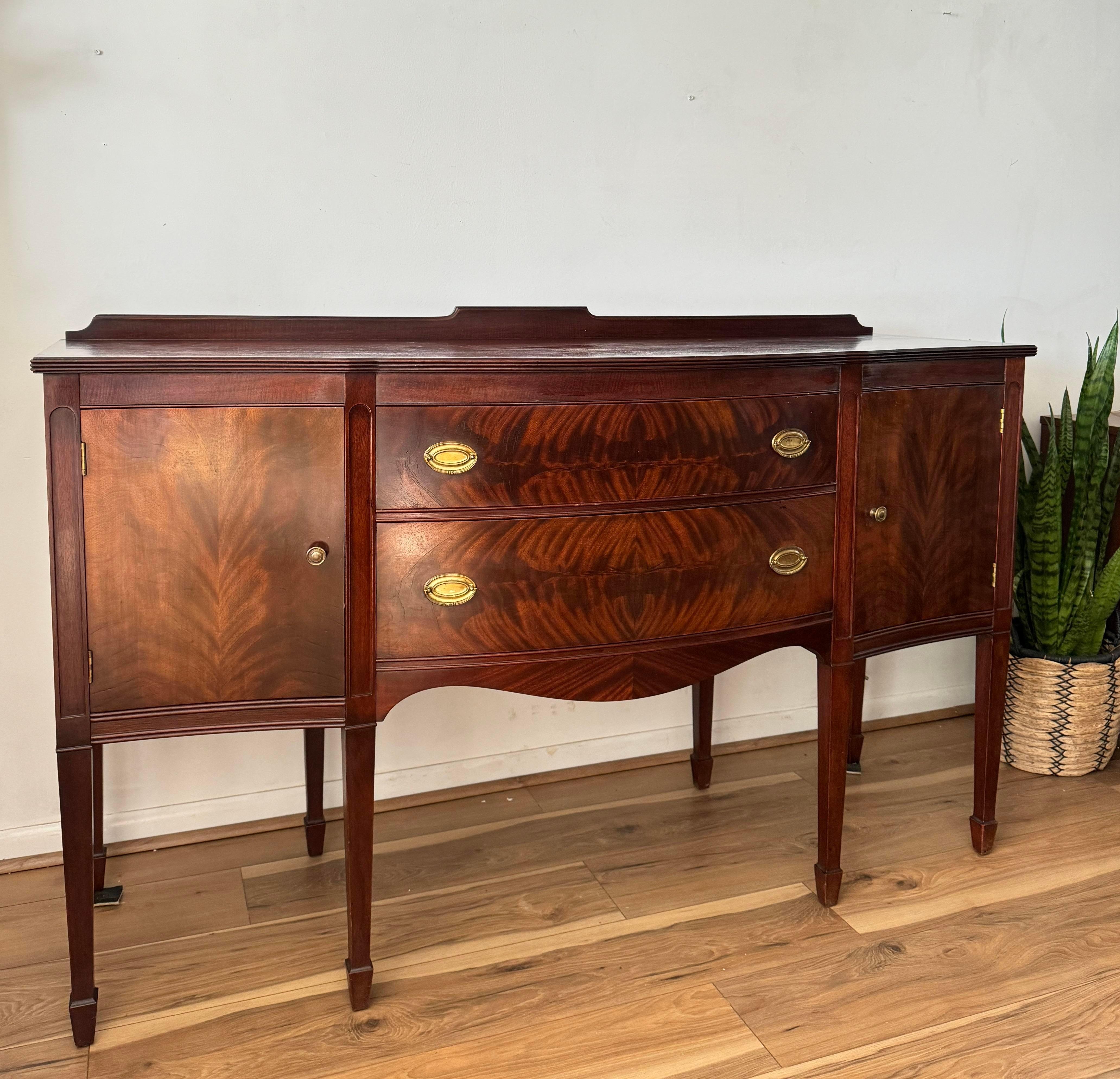 American Federal Style Mahogany Credenza Sideboard Server In Good Condition In Elkton, MD