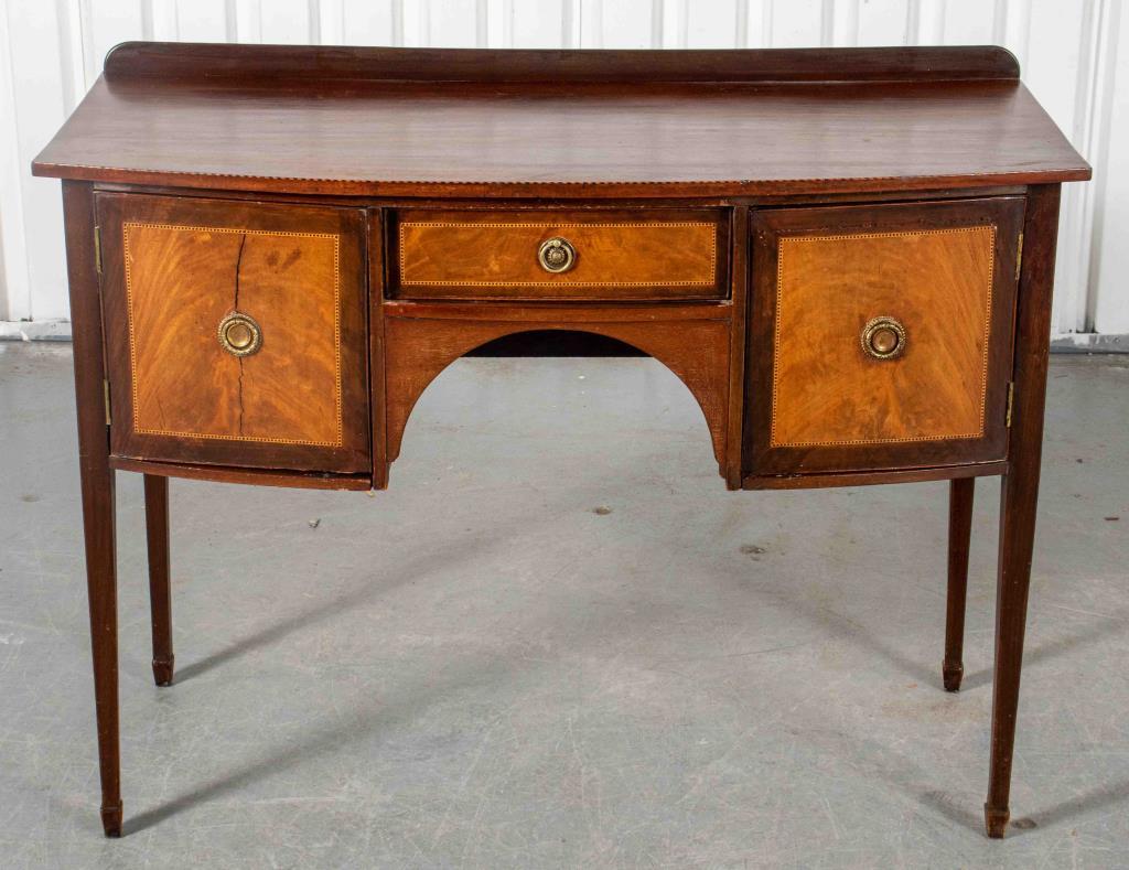 Credenza in stile Feder Americano, con impiallacciatura a intarsio e tiranti in ottone. 33,75