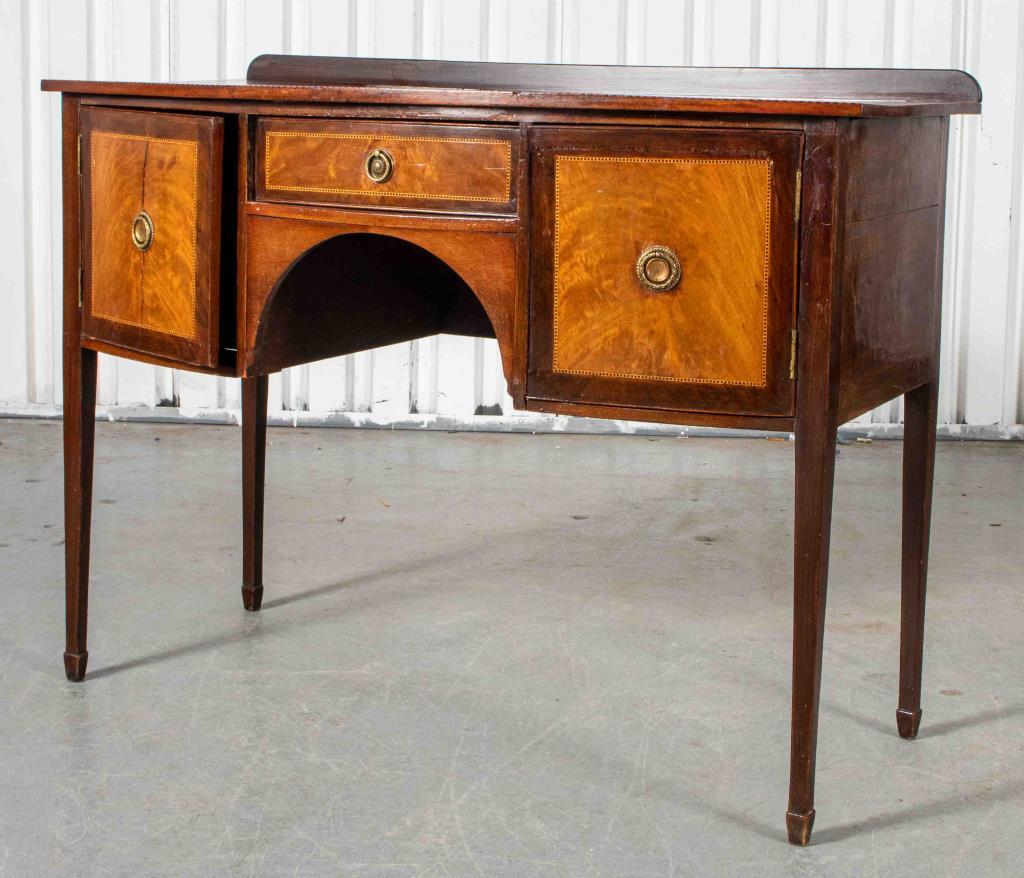 Hepplewhite Credenza in stile Feder americano
