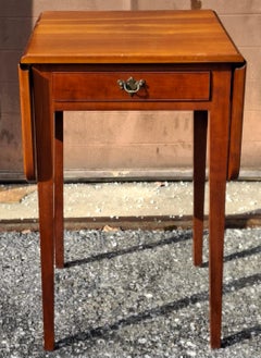 Mesa auxiliar abatible de un cajón de cerezo macizo estilo federal americano