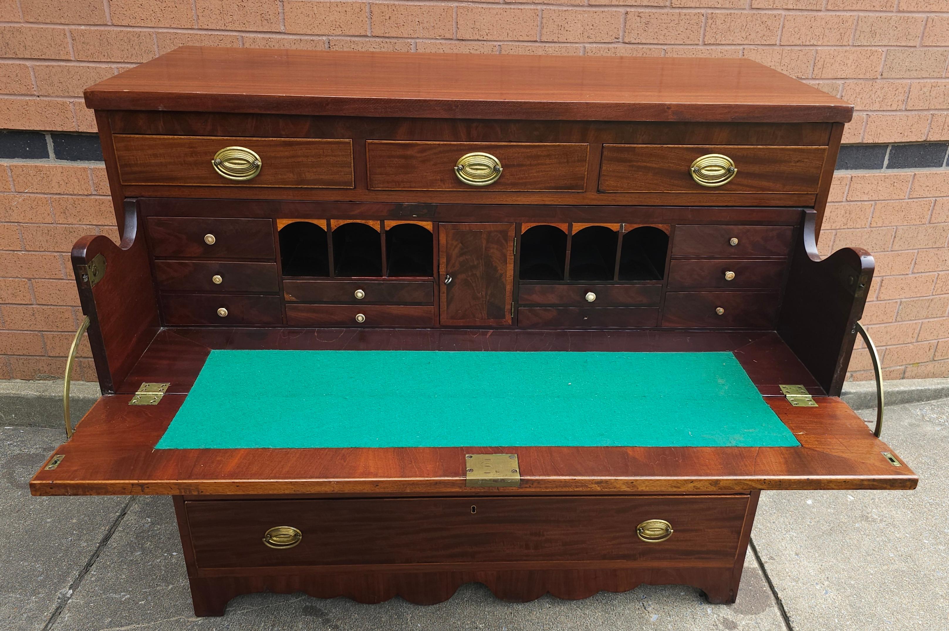 Escritorio de Mayordomo Federal Americano de Caoba Remolino  Nueva York, circa 1800s Hecho a mano en venta